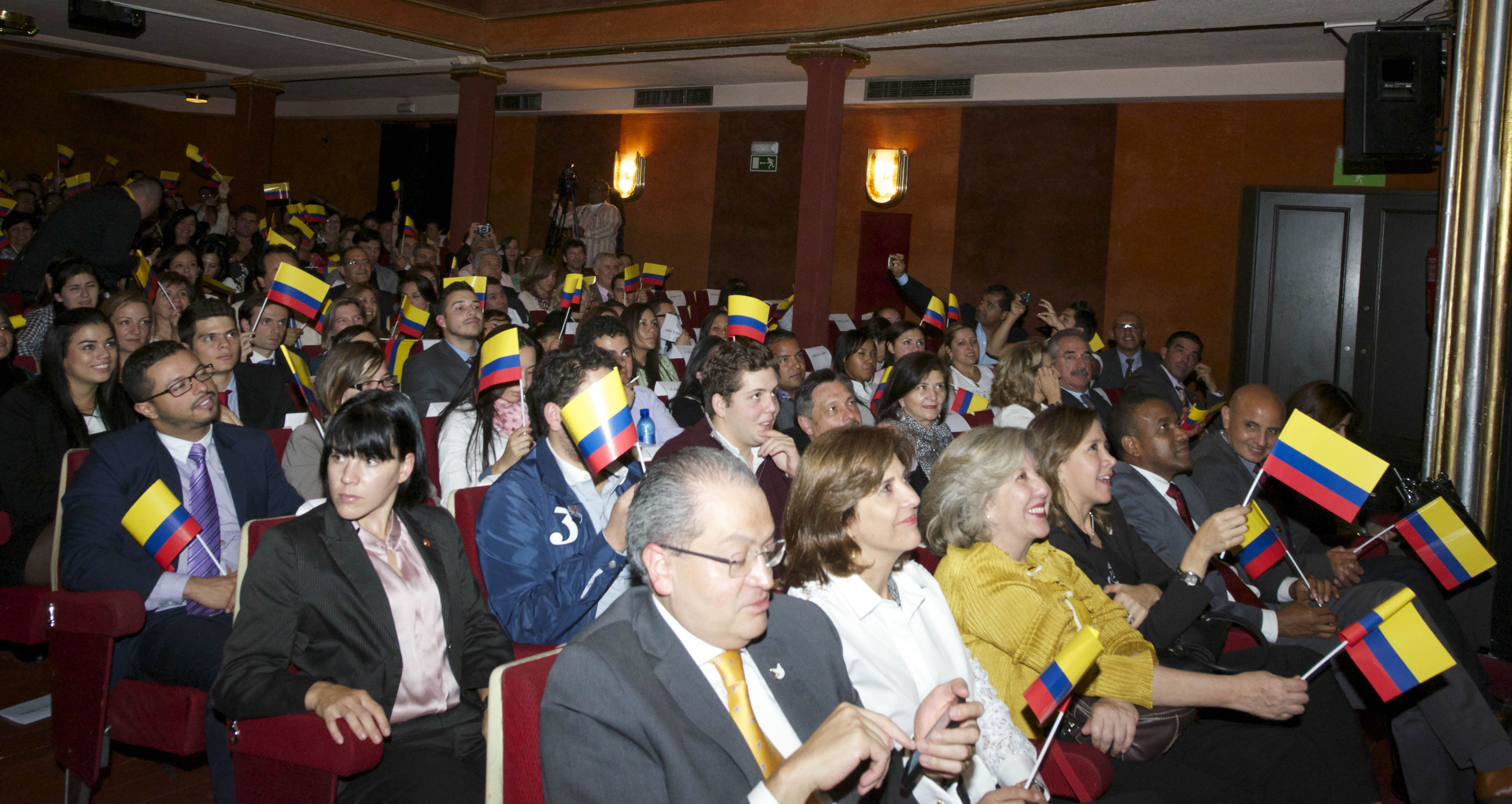 Canciller Holguín compartió con la comunidad colombiana en España