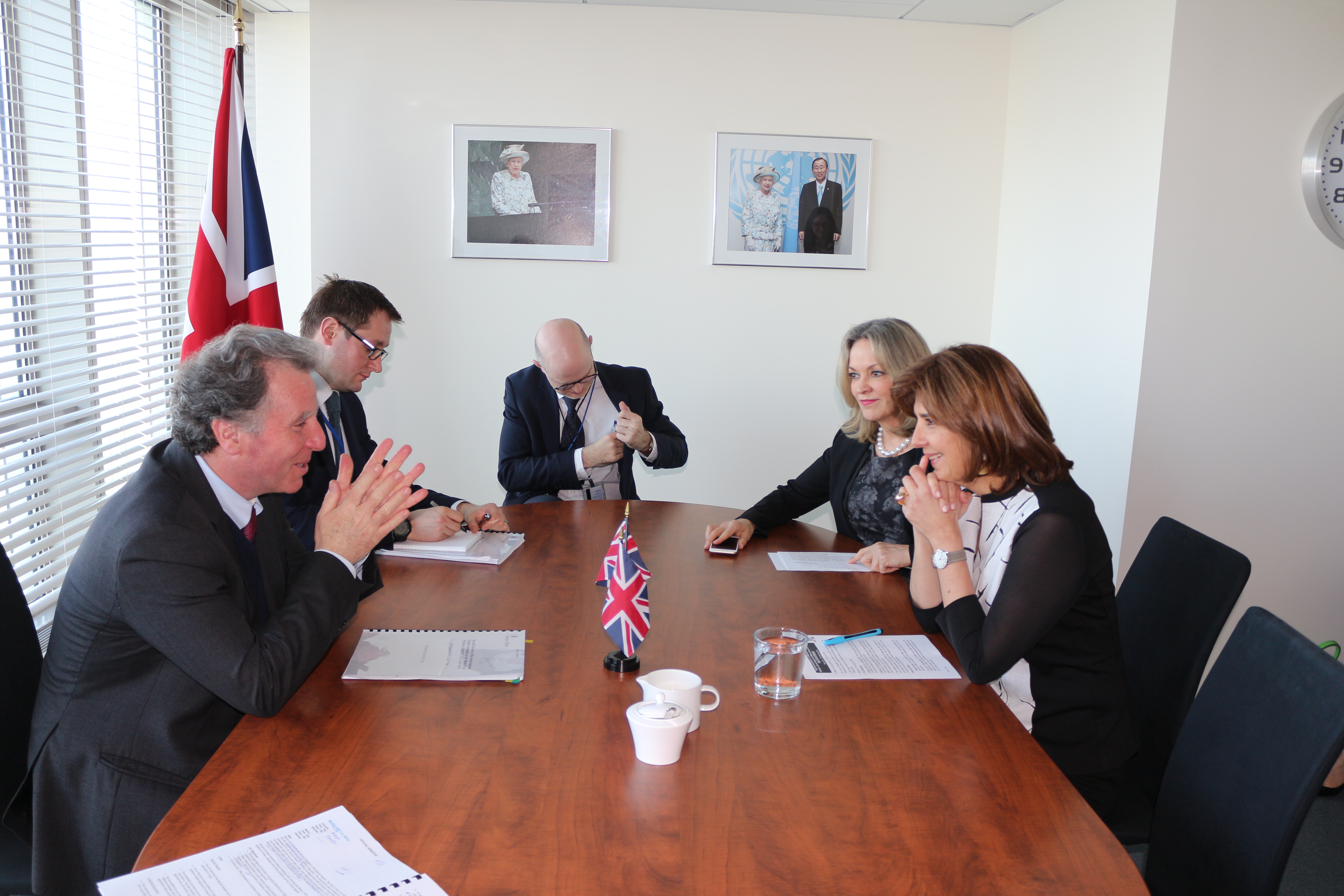 Ministra de Relaciones Exteriores María Ángela Holguín se reunió con el Ministro de Políticas de Gobierno del Reino Unido