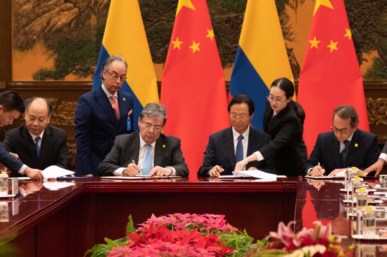 Ministro de Relaciones Exteriores, Holmes Trujillo, firmó cuatro acuerdos en China en materia de repatriación de presos, plan educativo, cooperación económica y canje de notas de donación 