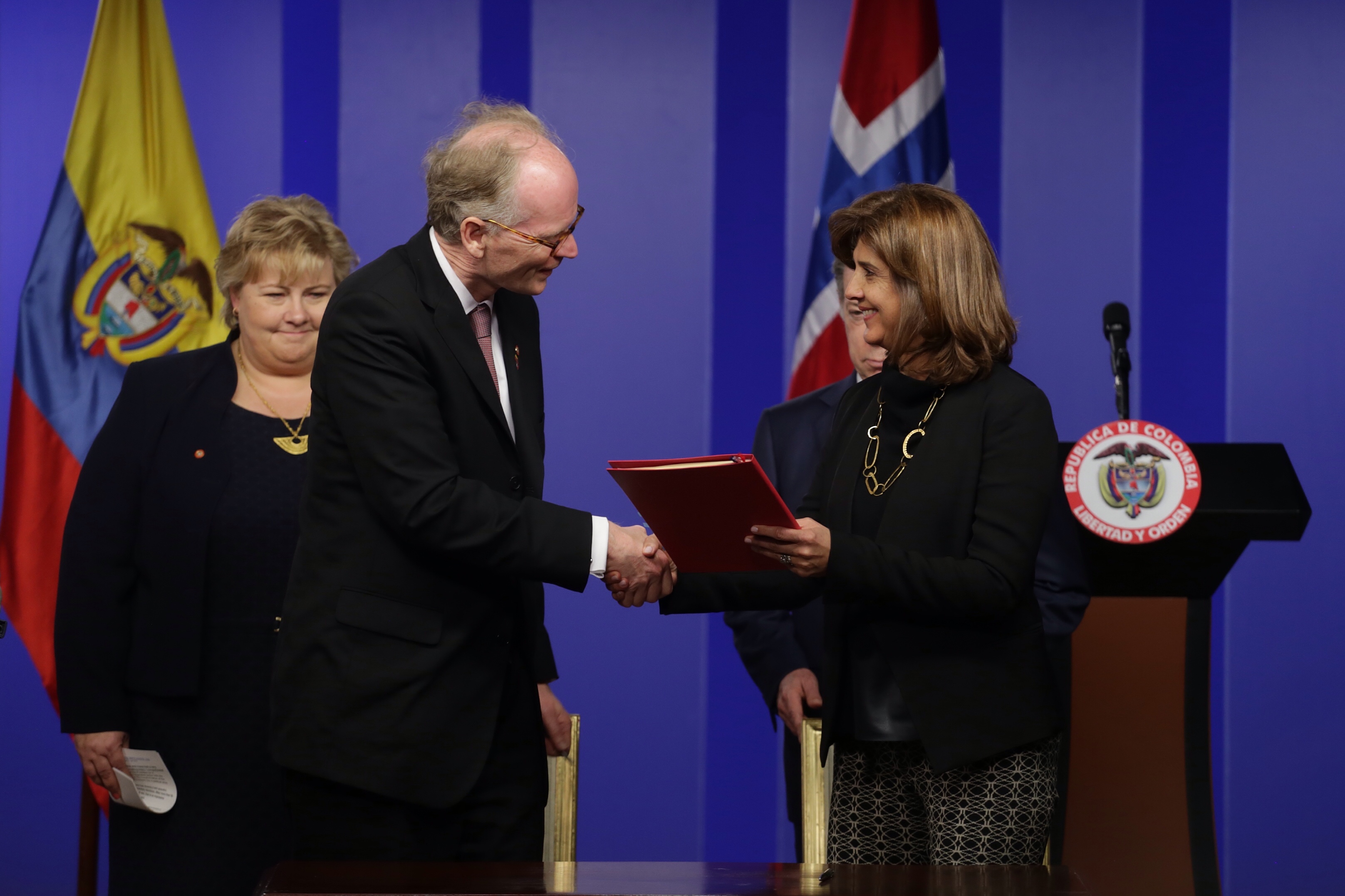 Canciller Holguín y Embajador de Noruega firman acuerdo que ratifica exención de visado con ese país
