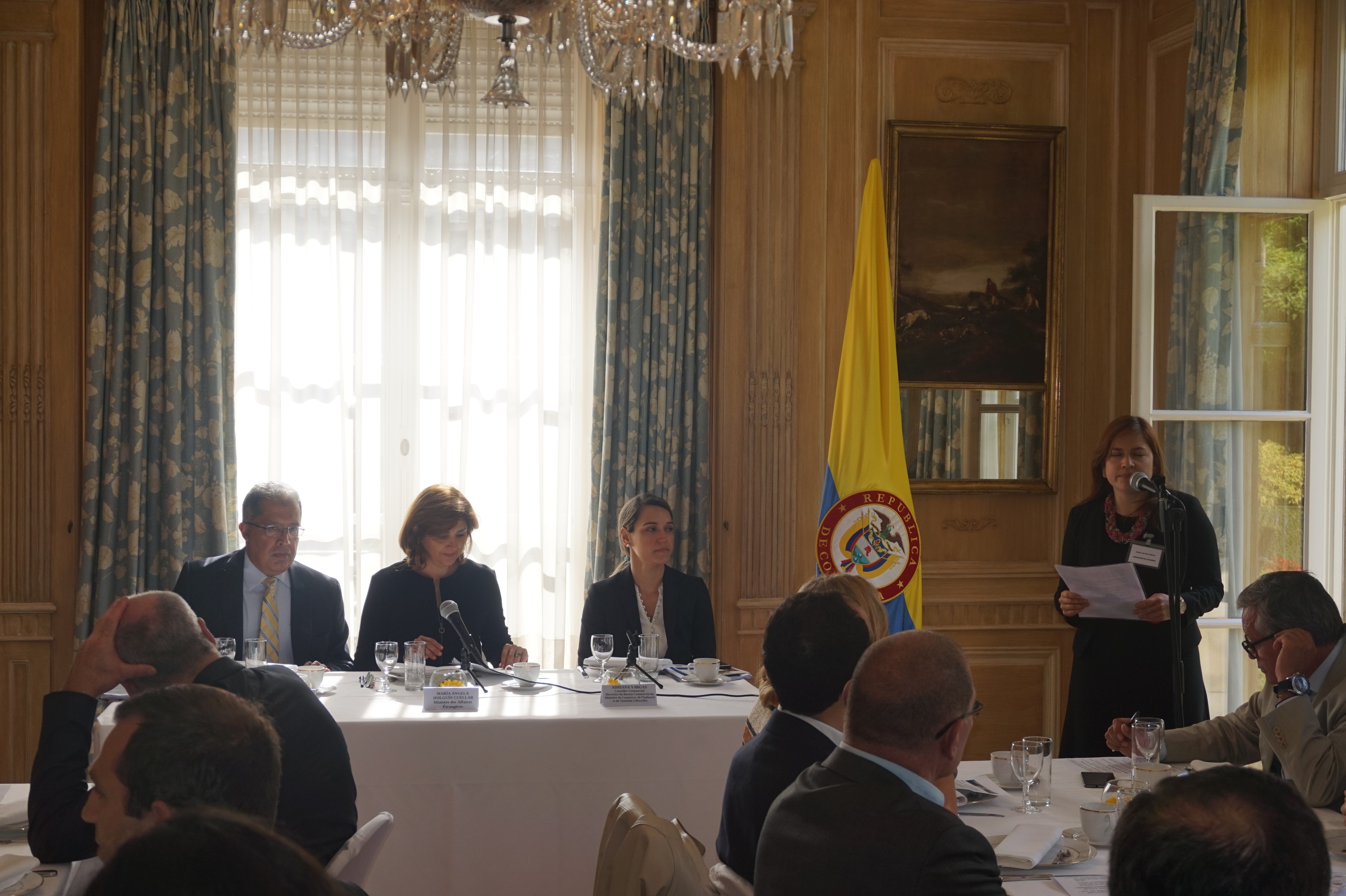 Un encuentro con empresarios belgas sostuvo la Canciller Holguín