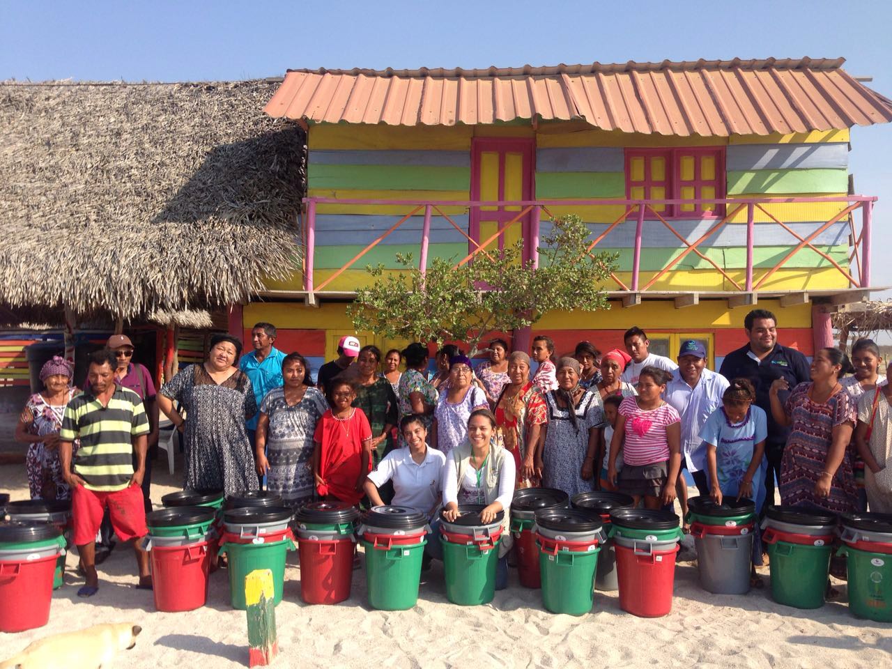 Plan Fronteras para la Prosperidad de Cancillería, Fundación Ecósfera, Corpoguajira y la Alcaldía de Manaure entregaron kits de canecas a la comunidad Wayúu de Mayapo, en la iniciativa 'La Guajira vive limpia 2'