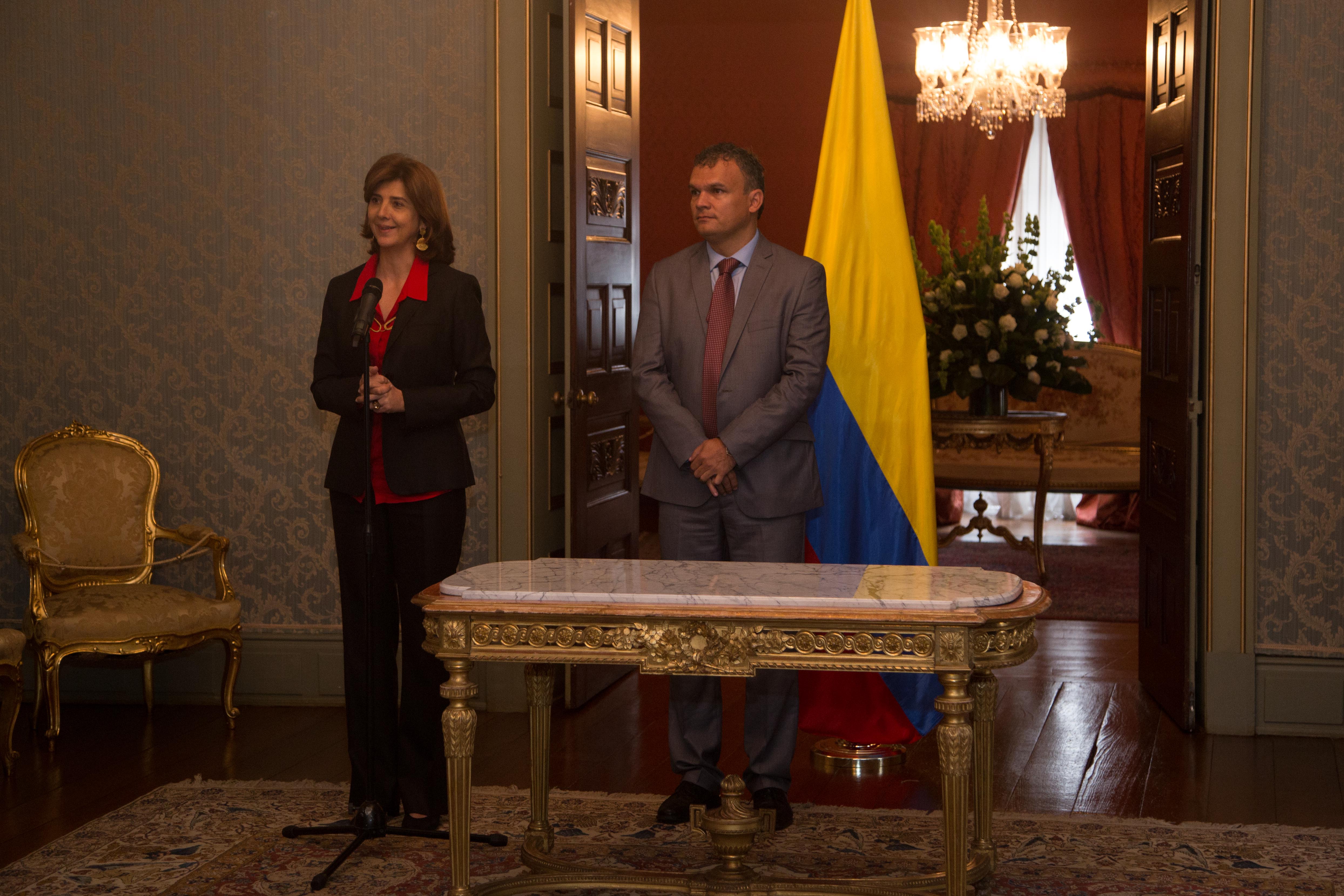 Desde ahora, Plan Fronteras para la Prosperidad es la Dirección para el Desarrollo y la Integración Fronteriza; Canciller Holguín posesionó a Víctor Bautista como su Director