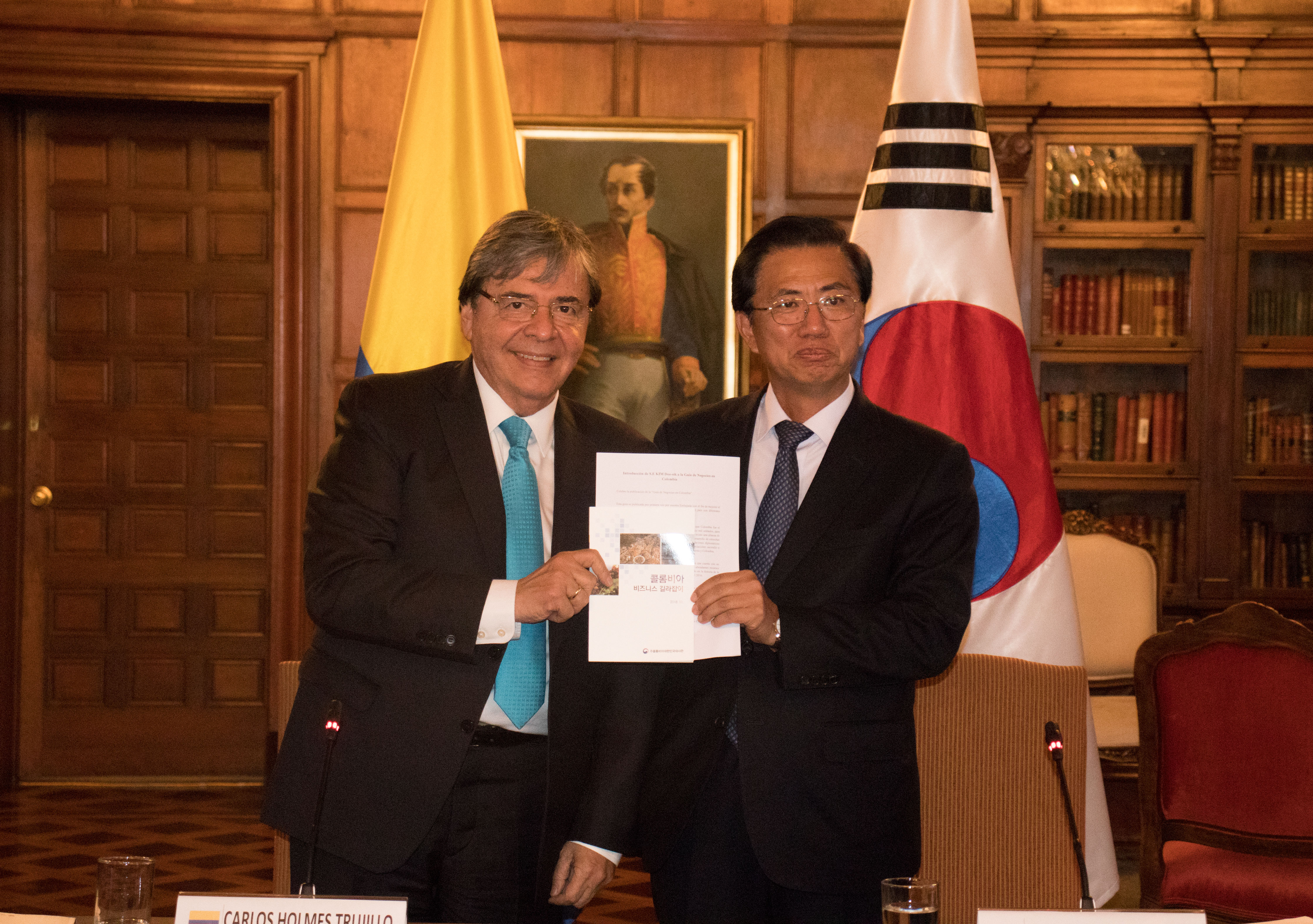 Canciller Carlos Holmes Trujillo destacó el libro ‘Guía de negocios en Colombia’, presentado por la Embajada de Corea, como "la puerta de entrada para la comunidad coreana en nuestro país"