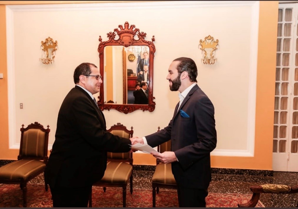Presentación cartas credenciales del Embajador Cesar Felipe González  ante el Presidente de El Salvador