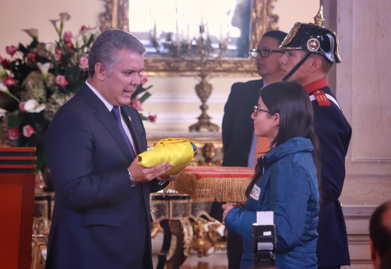 Presidente Duque entregó el pabellón nacional a la Filarmónica Joven que representará a Colombia en una gira de conciertos por teatros de Europa