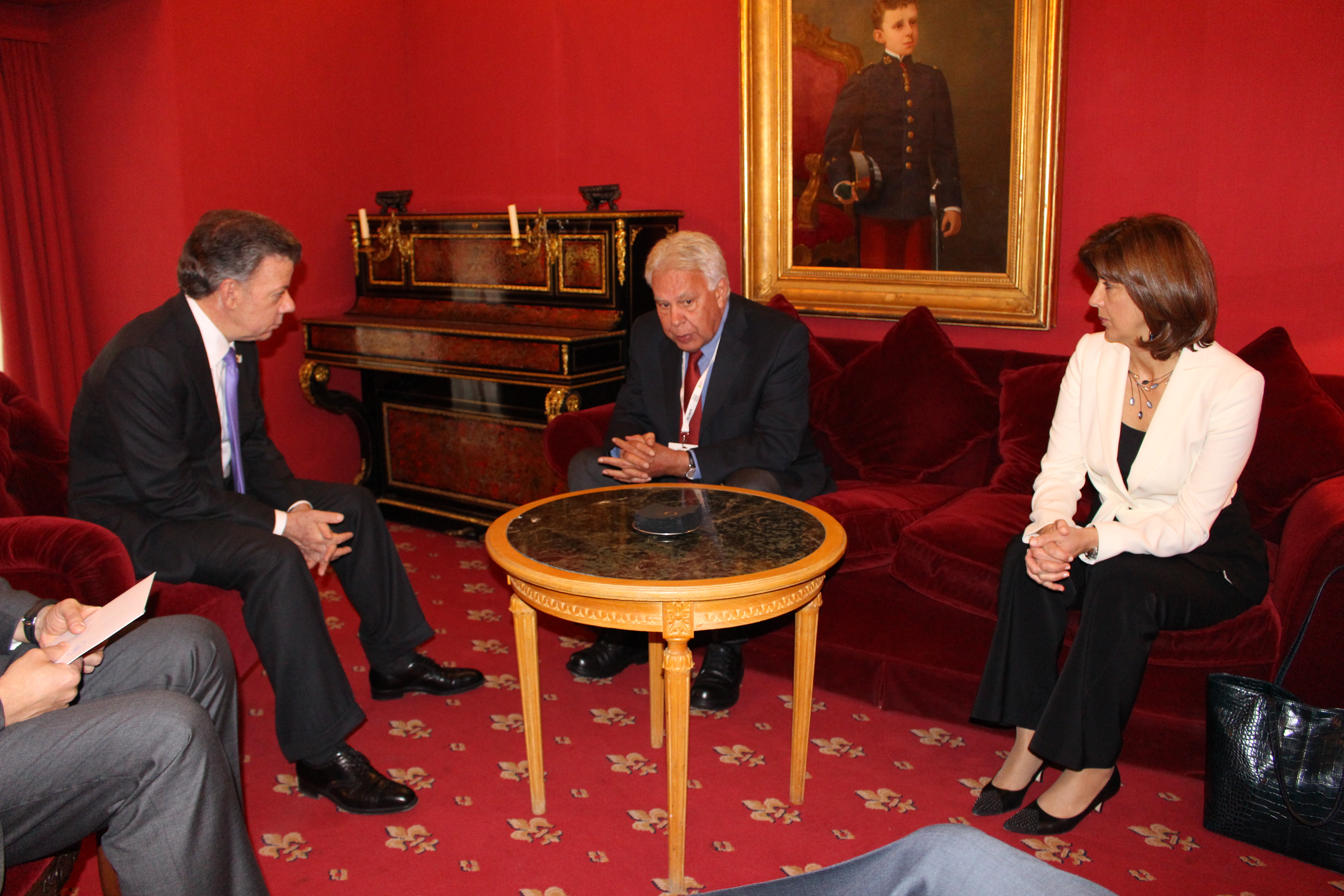 Presidente Santos y Canciller Holguín se reunieron con el expresidente español, Felipe González