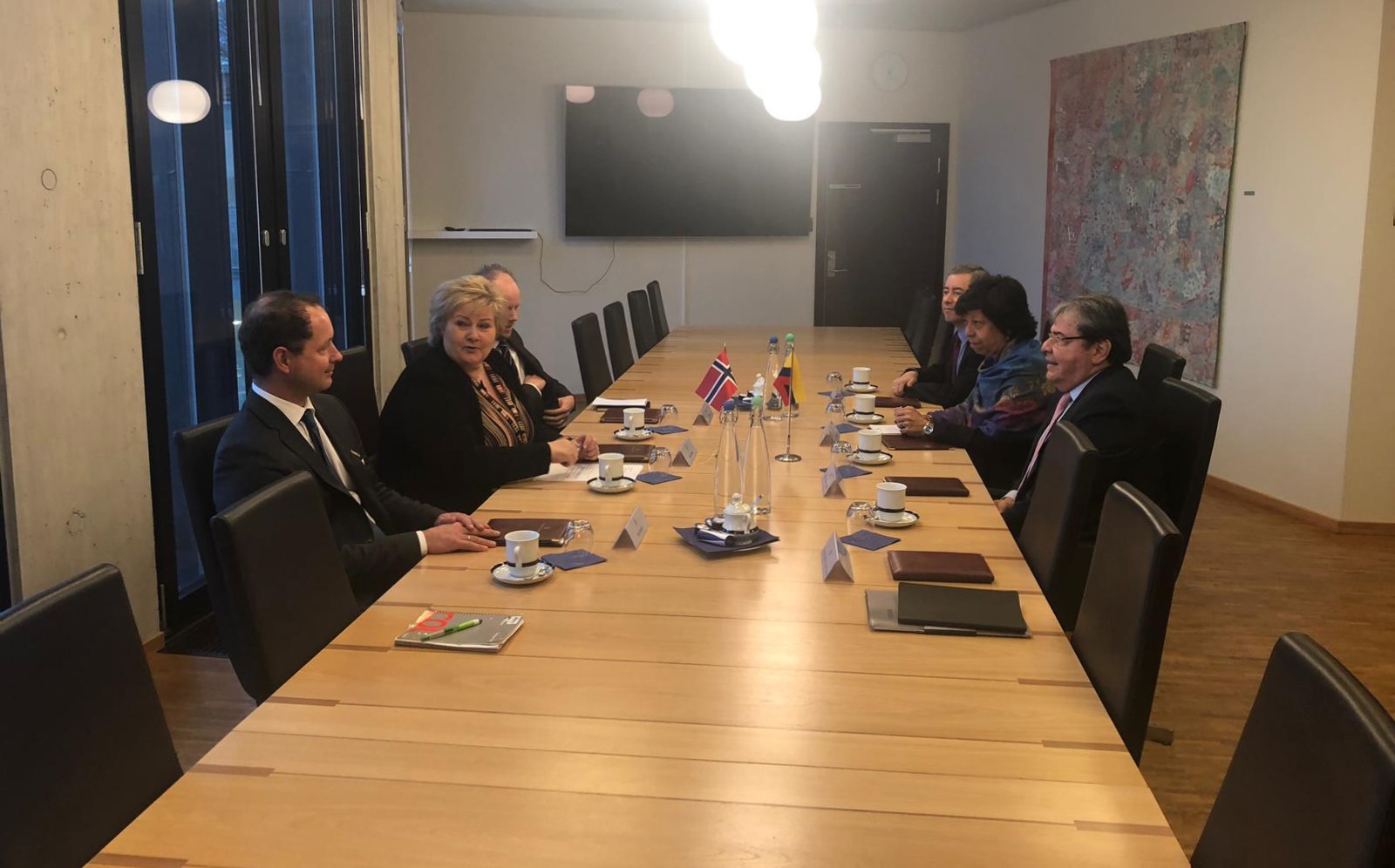 Estabilización y convivencia pacífica en Colombia, crisis en Venezuela y asuntos bilaterales y multilaterales fueron tratados por el Canciller Carlos Holmes Trujillo y la Primera Ministra de Noruega, Erna Solberg
