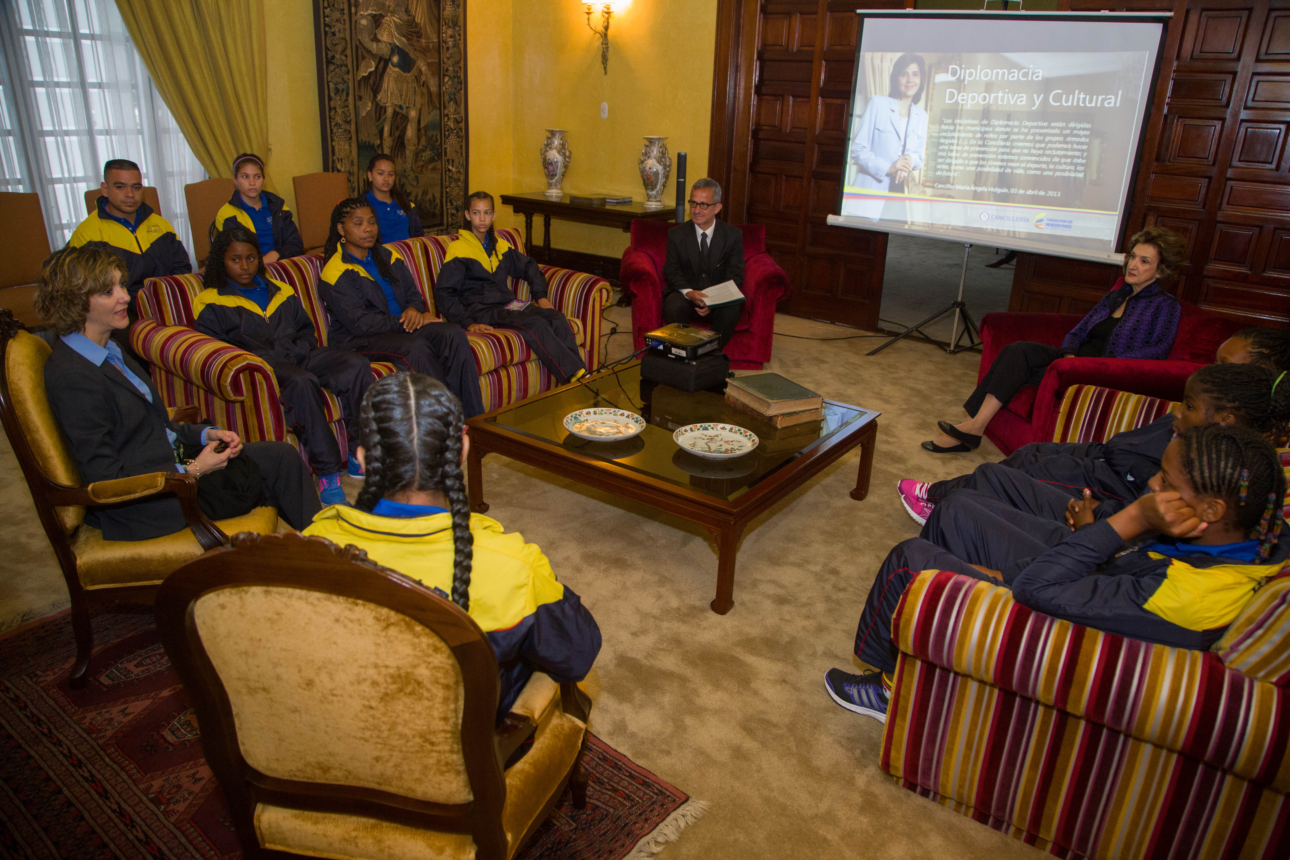 Jóvenes voleibolistas de Providencia y Tarazá fueron recibidos por la Viceministra Patti Londoño antes de su viaje a la Copa Ciudad Maravillosa en Río de Janeiro