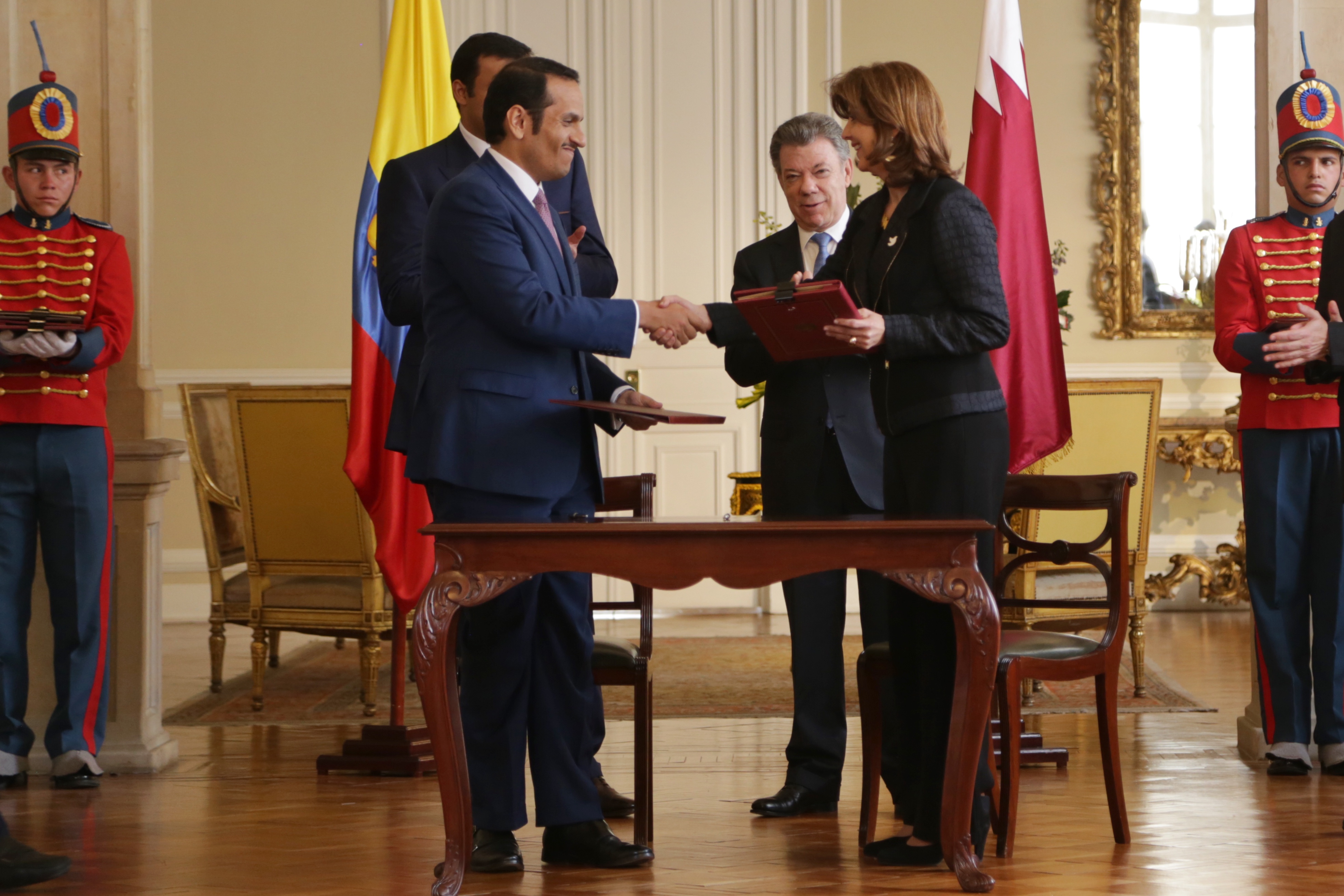 En el marco de la visita del Emir de Qatar, Su Alteza el Jeque Tamim Bin Hamad Al Thani, a Colombia, ambos gobiernos firmaron acuerdos en materia inversión, exención de visas a pasaportes diplomáticos, intercambio de experiencias y cooperación en asuntos legales y judiciales y consultas políticas, luego de la reunión ampliada que se realizó en la Casa de Nariño, sede de la Presidencia de la República de Colombia
