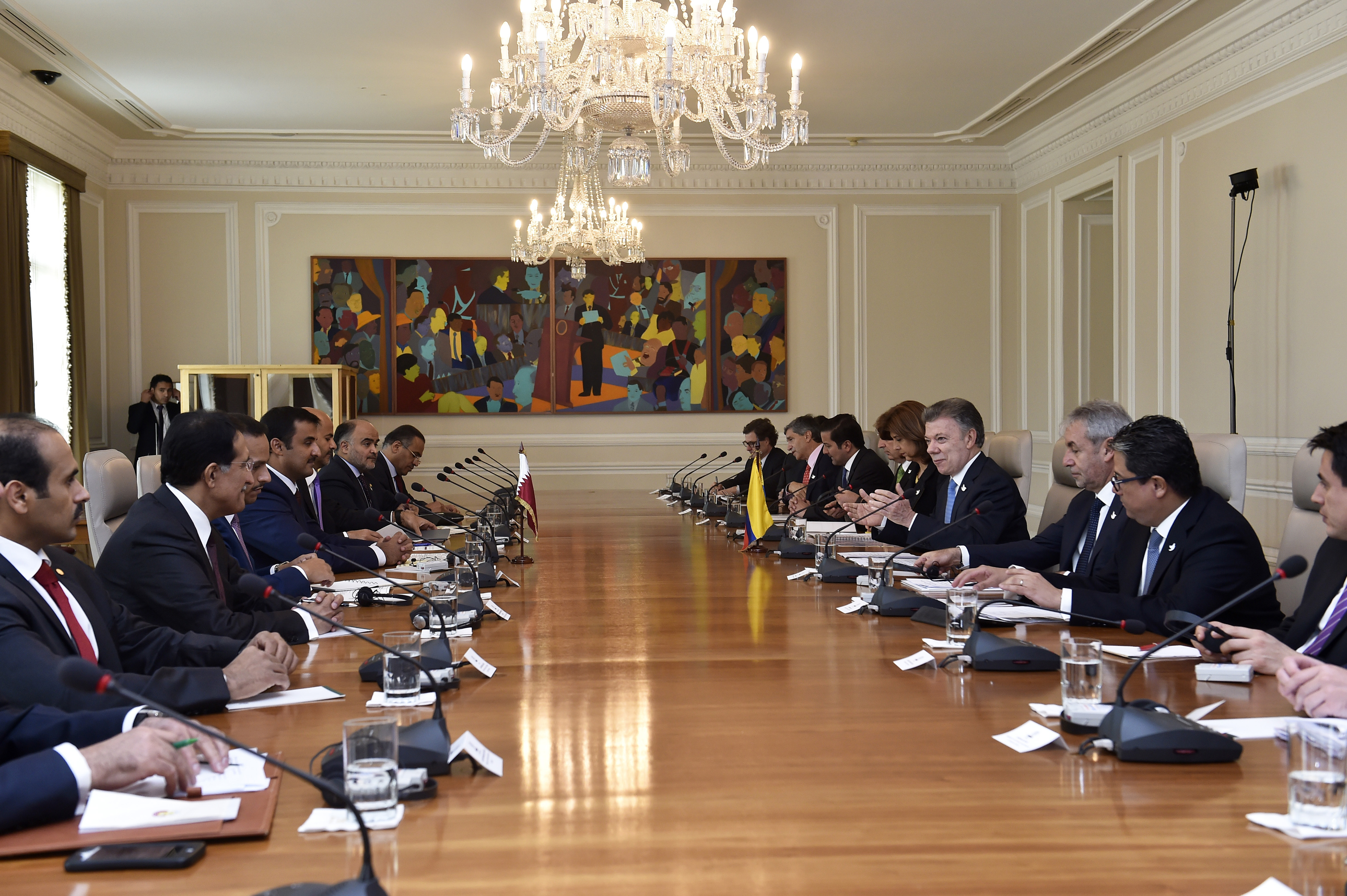 Temas en inversión, contactos empresariales, minería, deportes, transporte aéreo y fortalecimiento en diálogo político, fueron los temas tratados durante la reunión ampliada entre Colombia y Qatar