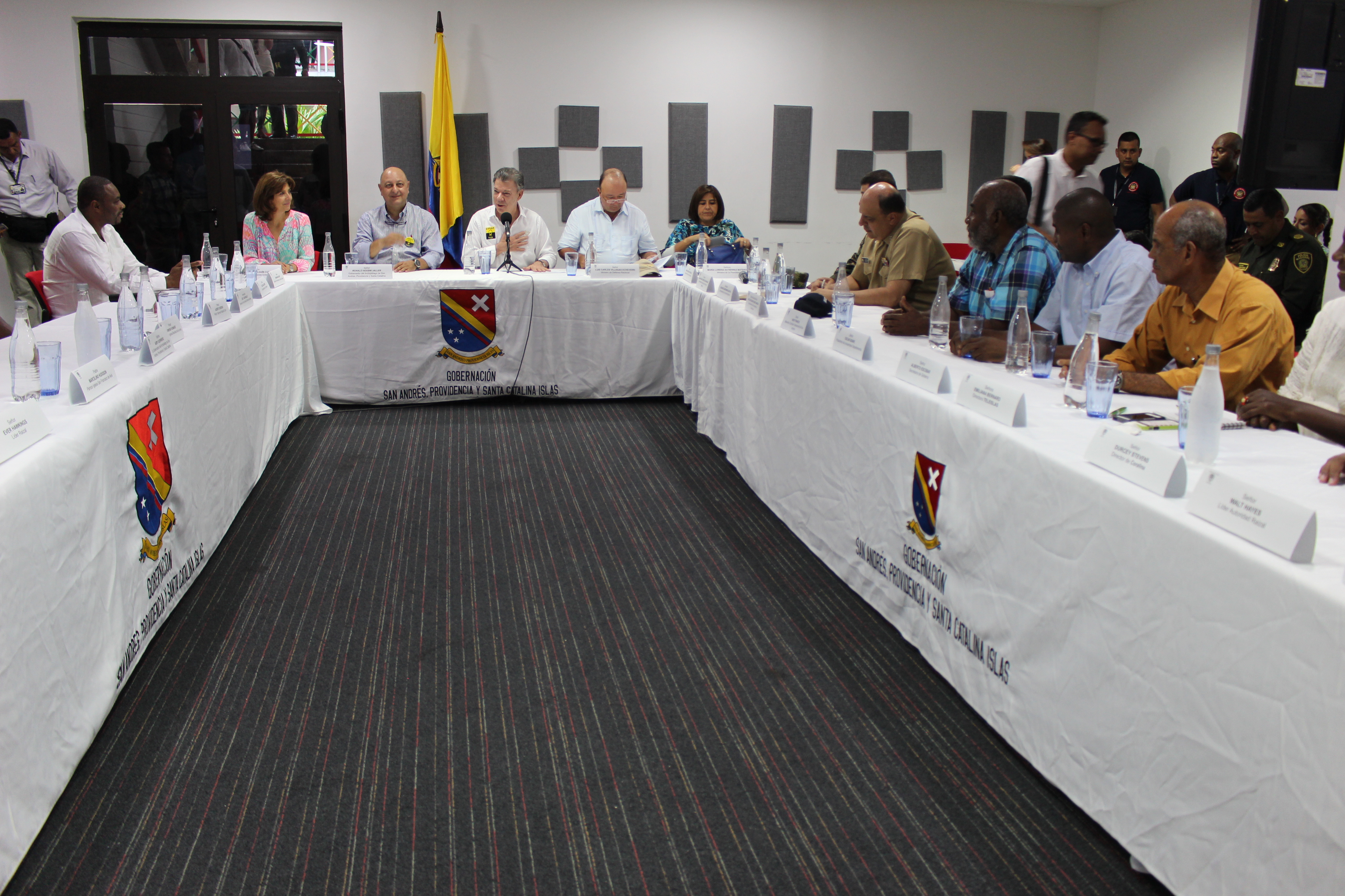 Canciller y Presidente se reúnen con fuerzas políticas y representantes de la comunidad de San Andrés