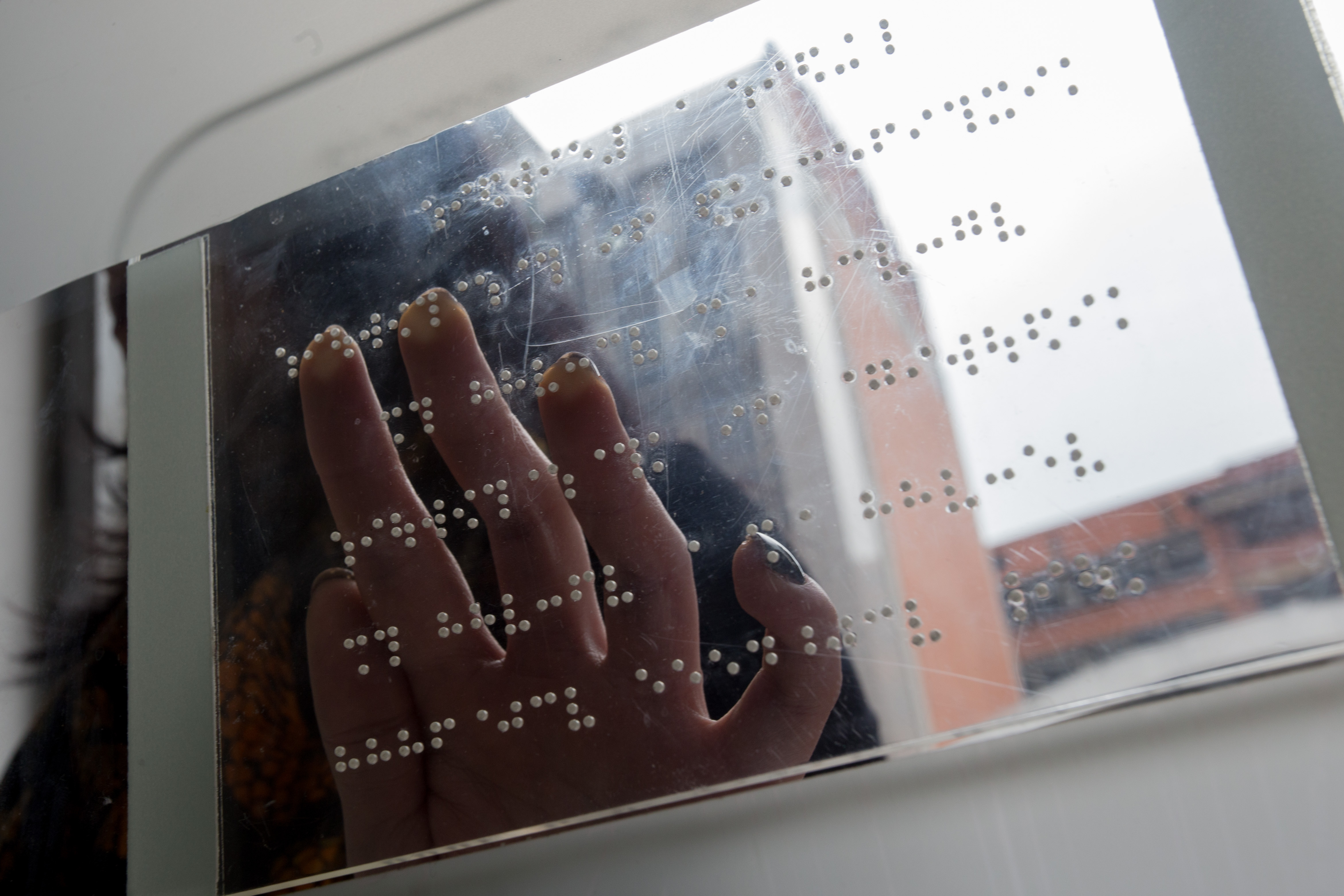 Cancillería ahora cuenta con señalización en braille en las sedes de la 53 y la 98
