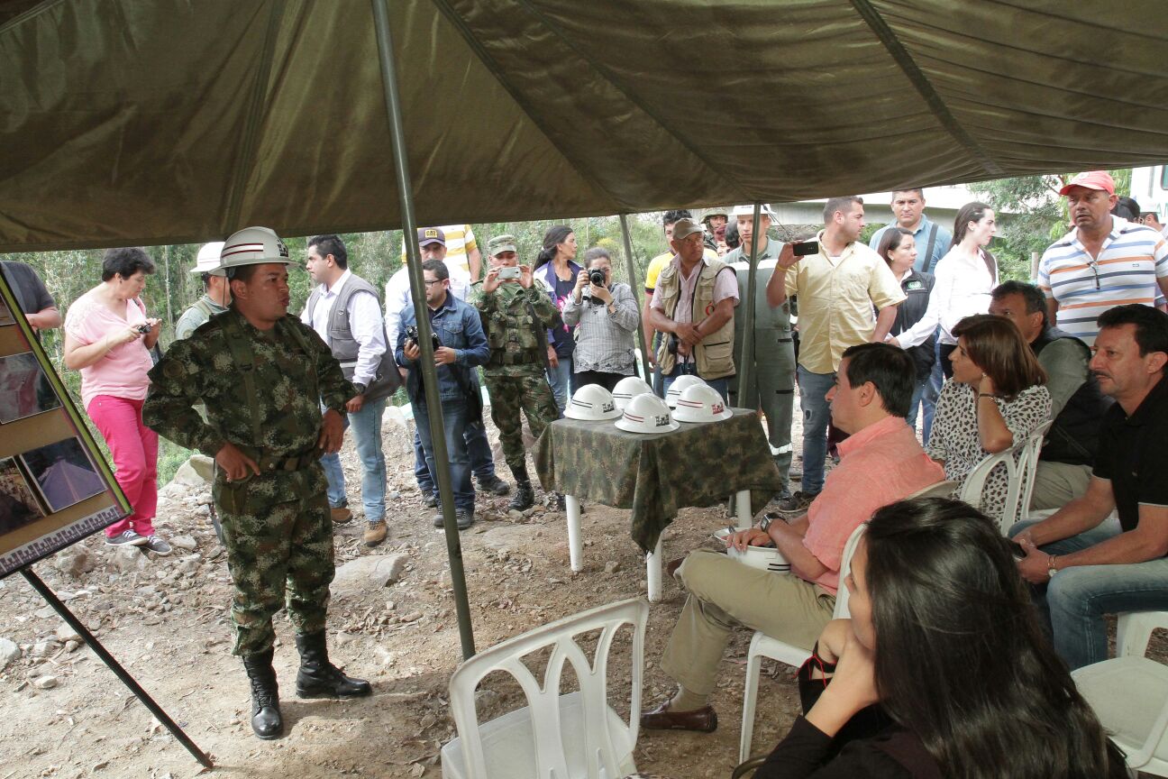 Canciller Holguín y Ministro del Interior hicieron seguimiento a las obras de la vía La Soberanía que comunica a los departamentos de Arauca, Norte de Santander y Boyacá