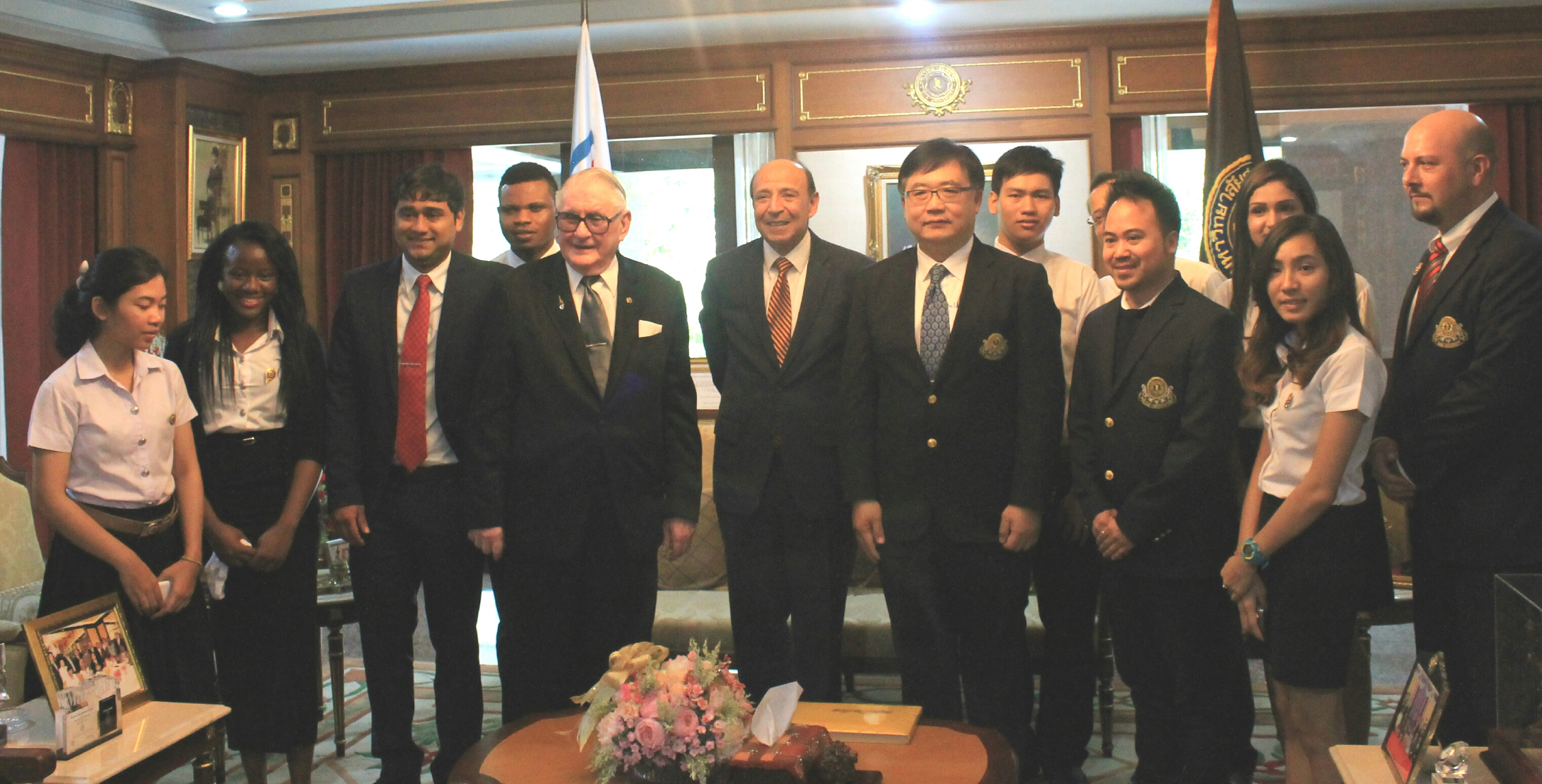 Embajador de Colombia en Tailandia impartió la conferencia "Colombia: Proyección internacional y relaciones con Tailandia" en la Universidad de Siam