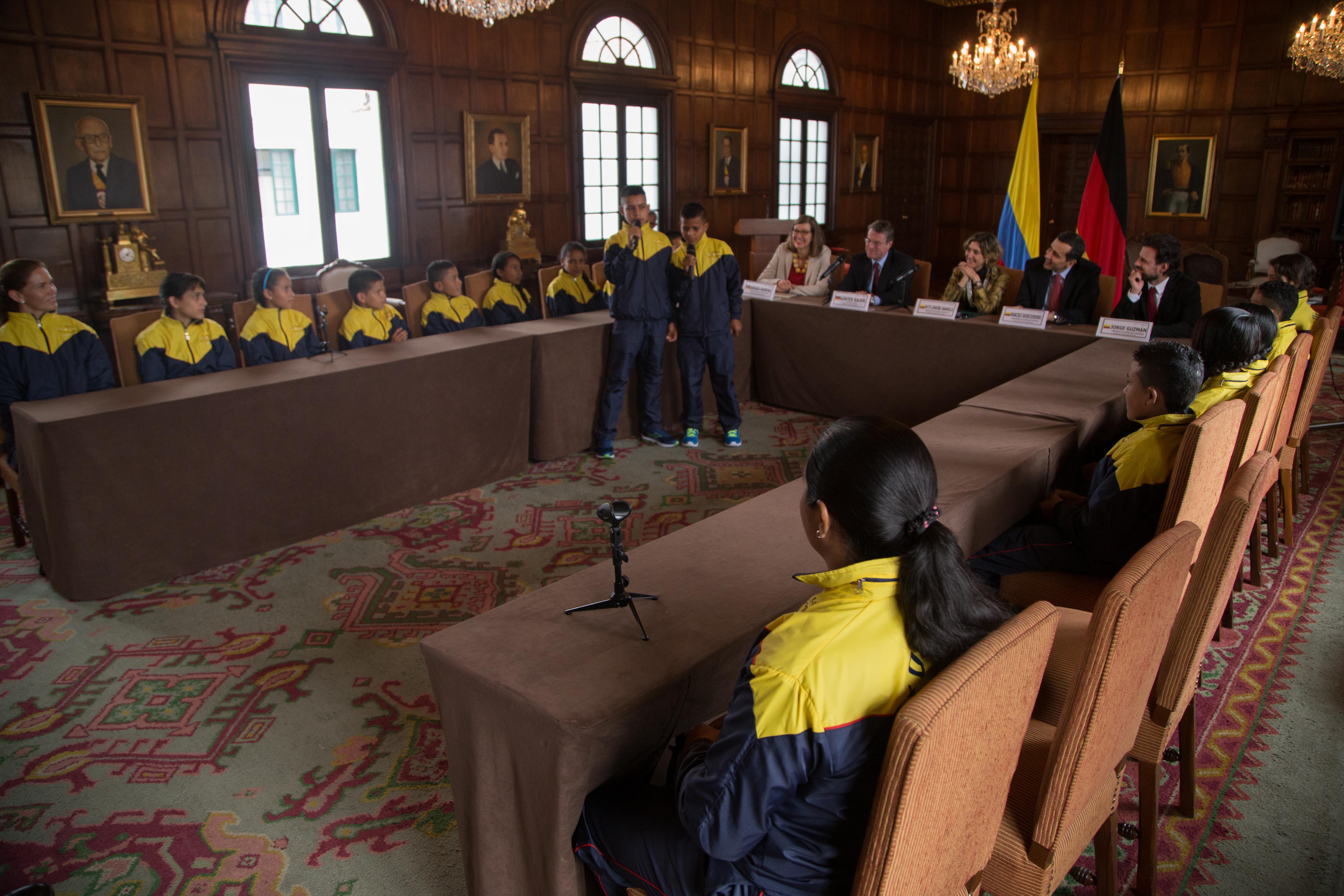 A ritmo de trova, jóvenes de El Orejón y Pueblo Nuevo agradecieron a la Canciller María Ángela Holguín por vincularlos a las iniciativas del Ministerio