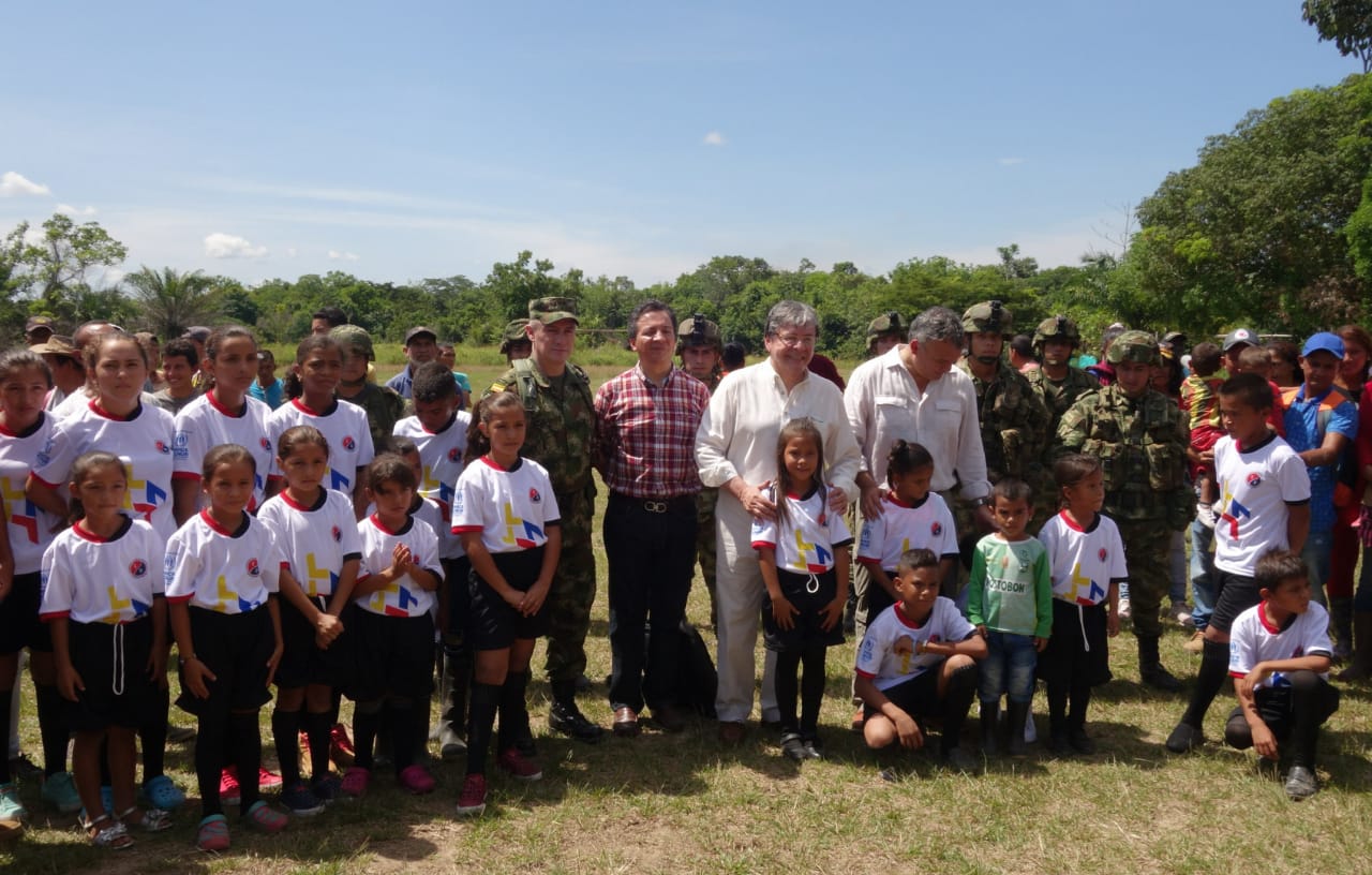 Cancillería entregó 40 uniformes para los niños y niñas del programa Paz en Movimiento en Vetas de Oriente