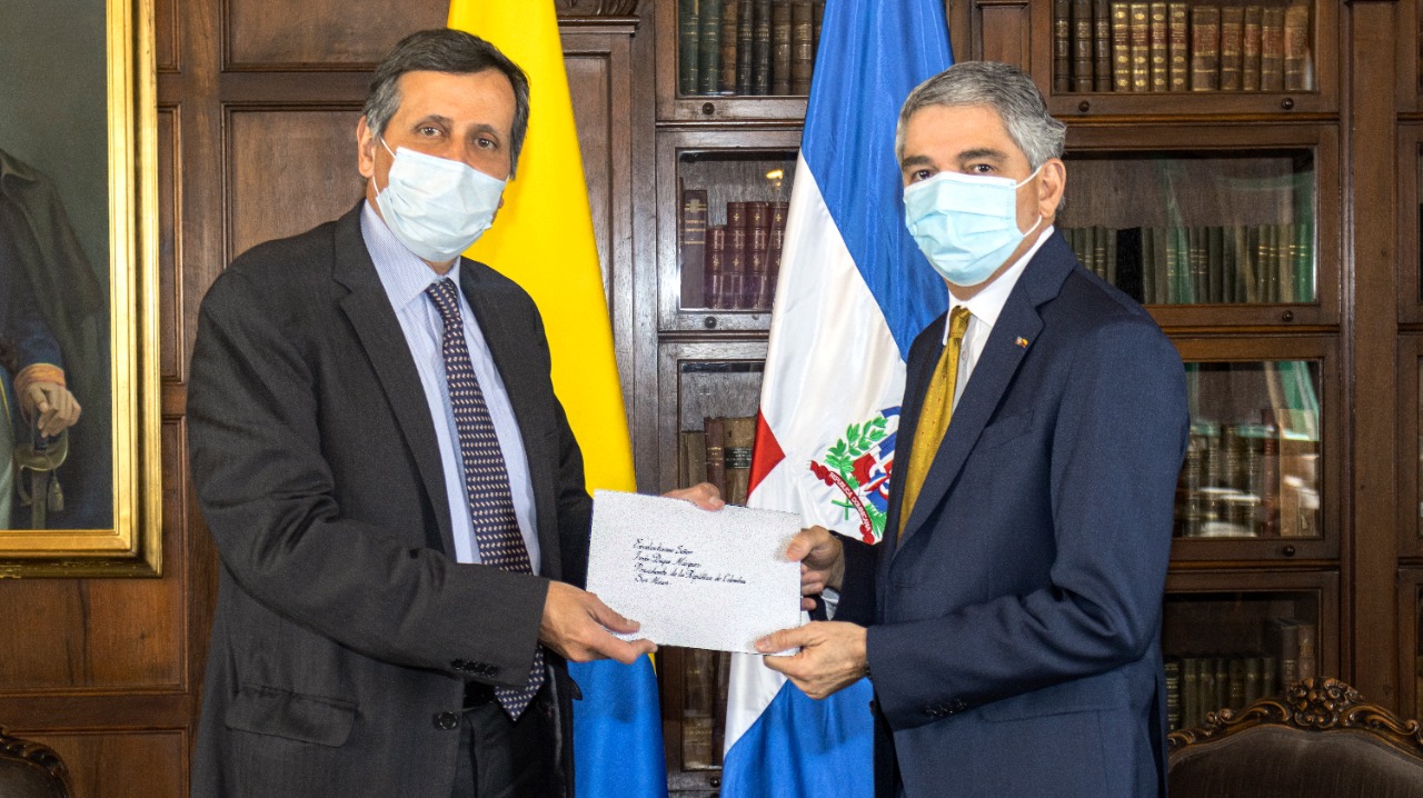 Viceministro de Relaciones Exteriores, Francisco Echeverri, recibió copia de cartas credenciales del nuevo embajador de República Dominicana en Colombia