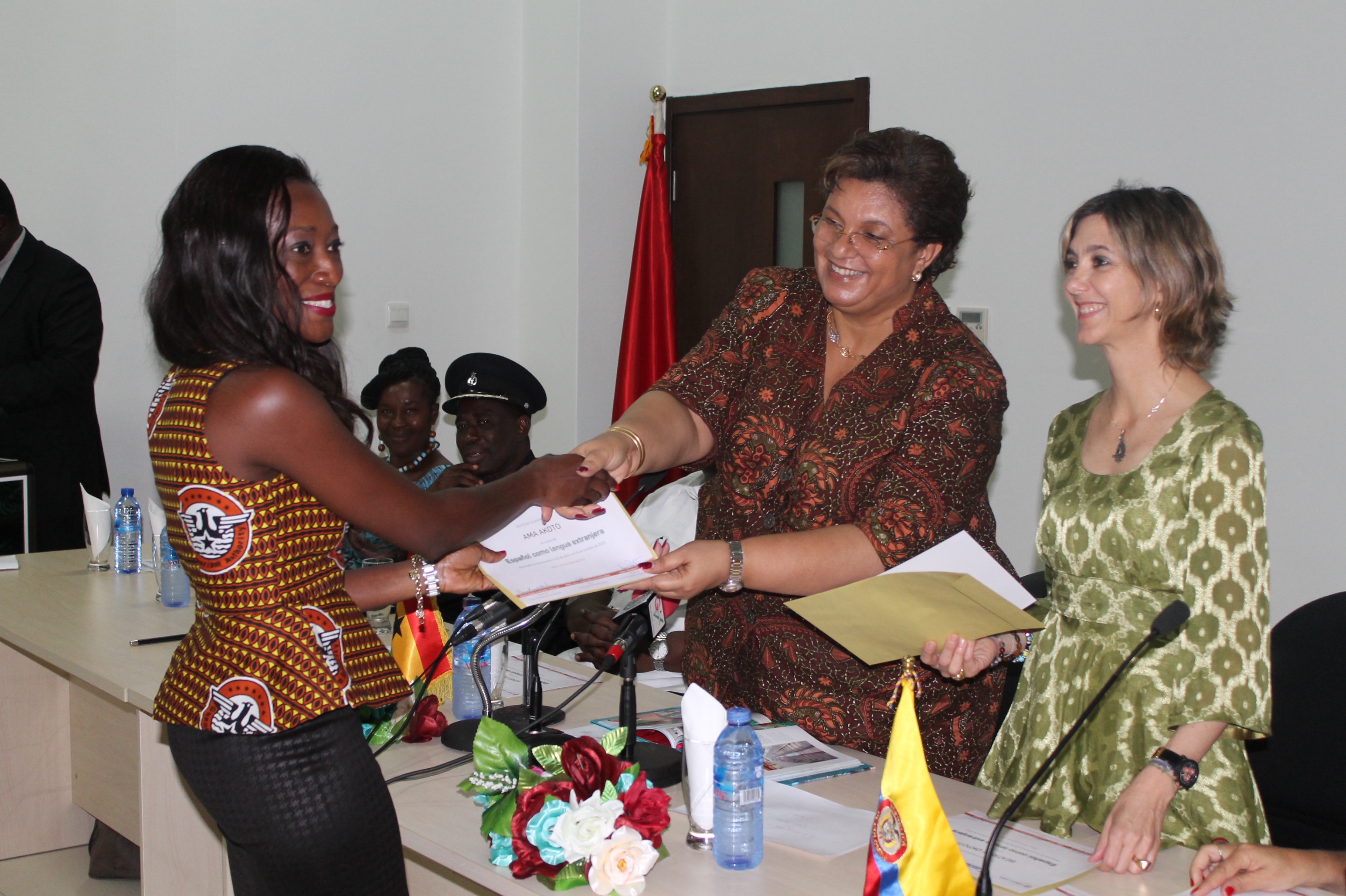 La Viceministra de Relaciones Exteriores de Colombia y la Canciller de Ghana presidieron el acto de graduación de 47 estudiantes ghaneses participantes en la segunda versión del curso de español ofrecido por la Cancillería colombiana