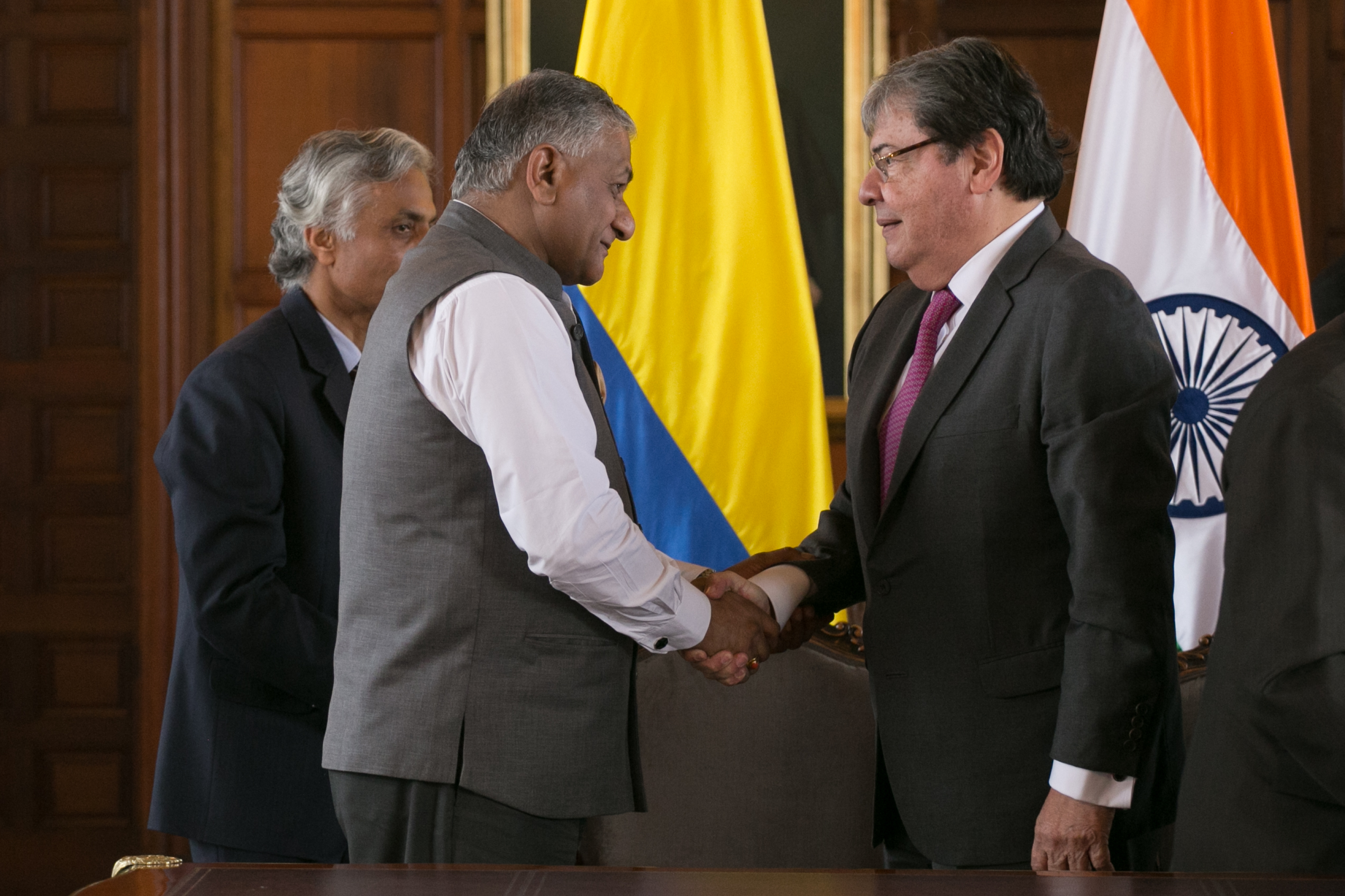 Canciller Trujillo se reunió en Colombia con el Ministro de Estado de Asuntos Exteriores de India, Vijay Kumar Singh