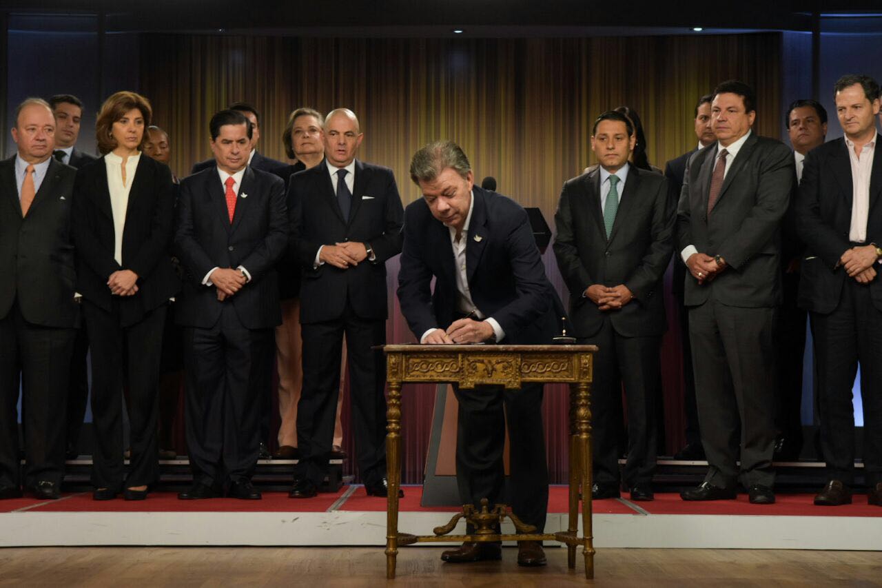 Canciller Holguín acompañó al Presidente en la firma del decreto que convoca el plebiscito para el próximo domingo 2 de octubre