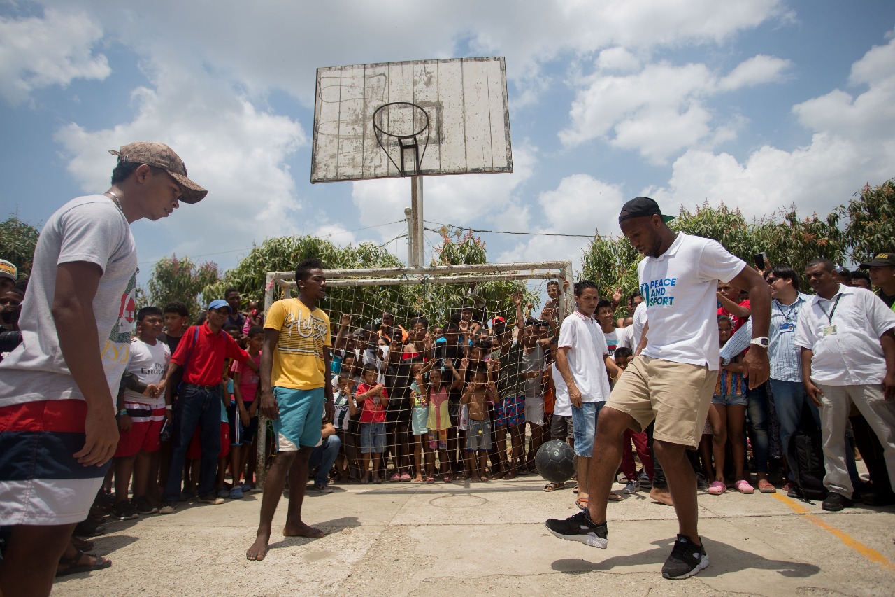 El futbolista marfileño jugó un "picadito" con los niños del barrio Colombiatón de Cartagena