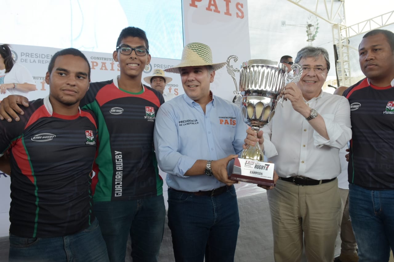 Presidente Duque y Canciller Trujillo hicieron entrega simbólica de trofeo que ganaron jóvenes de La Guajira en campeonato de rugby en el exterior