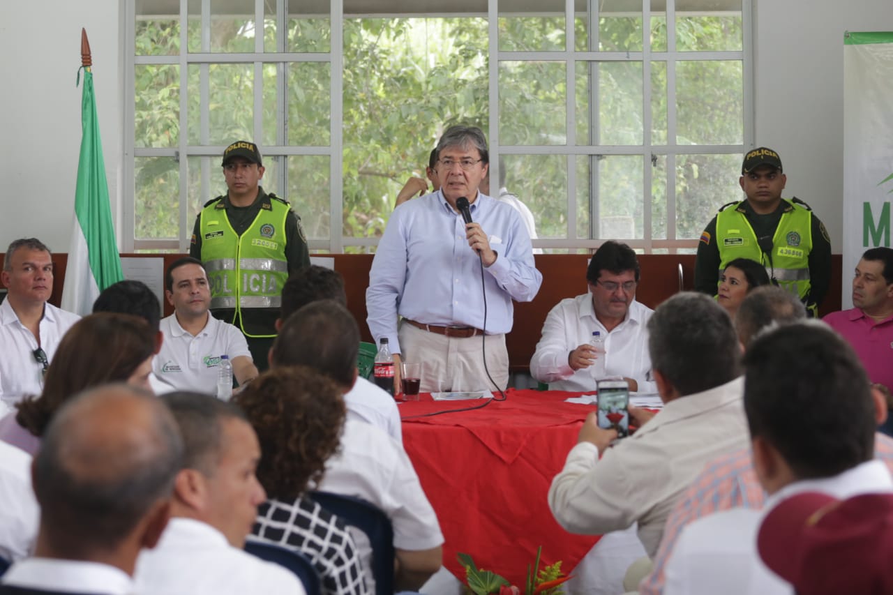 En Manaure, Canciller Trujillo se reúne con comunidad para dialogar sobre temas fronterizo