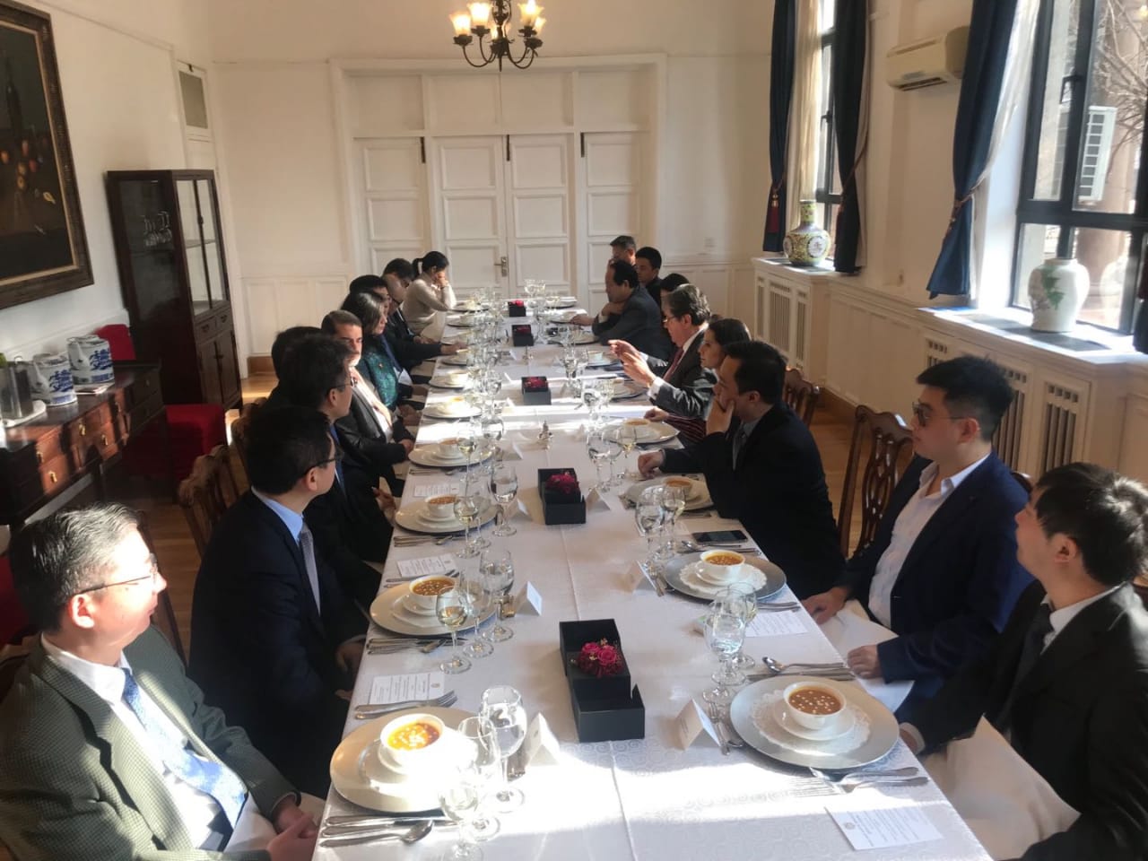 Empresarios e inversionistas chinos conocieron oportunidades y fortalezas de la economía colombiana, durante el encuentro con el Canciller Carlos Holmes Trujillo