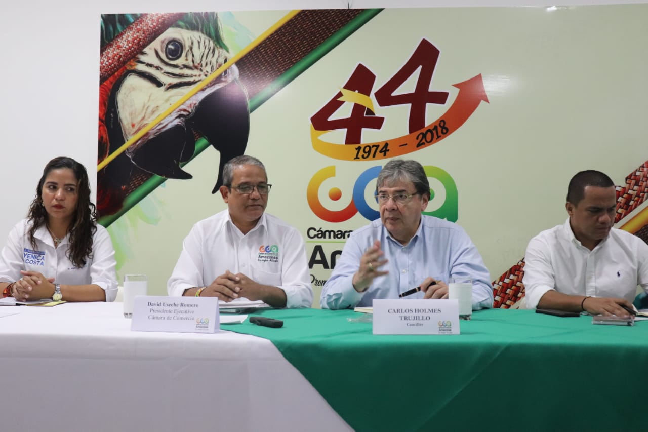 Situación en asuntos comerciales en la triple frontera, tema de reunión entre el Canciller Carlos Holmes Trujillo y el Presidente Ejecutivo de la Cámara de Comercio del Amazonas