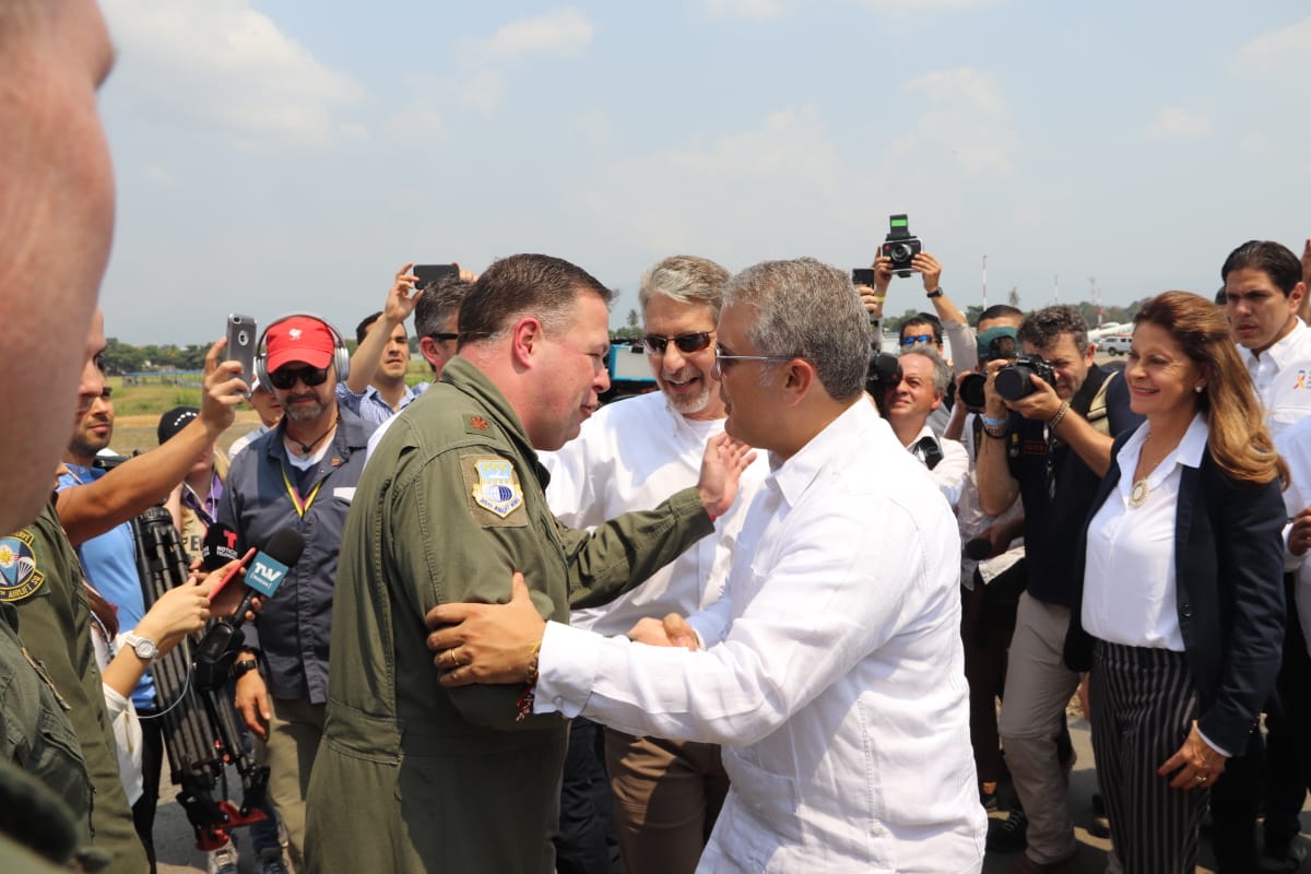 Presidente Iván Duque saludó a la tripulación del avión estadounidense que llegó a Cúcuta con más ayuda humanitaria para Venezuela