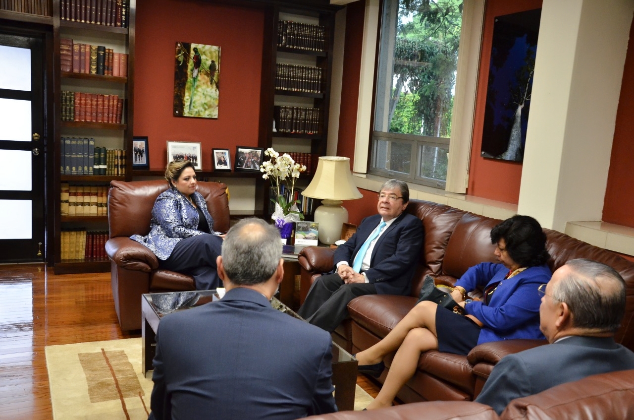 Durante su visita a Ciudad de Guatemala, el Canciller Carlos Holmes Trujillo se reunió con su homóloga Sandra Jovel, para impulsar temas claves de la agenda bilateral