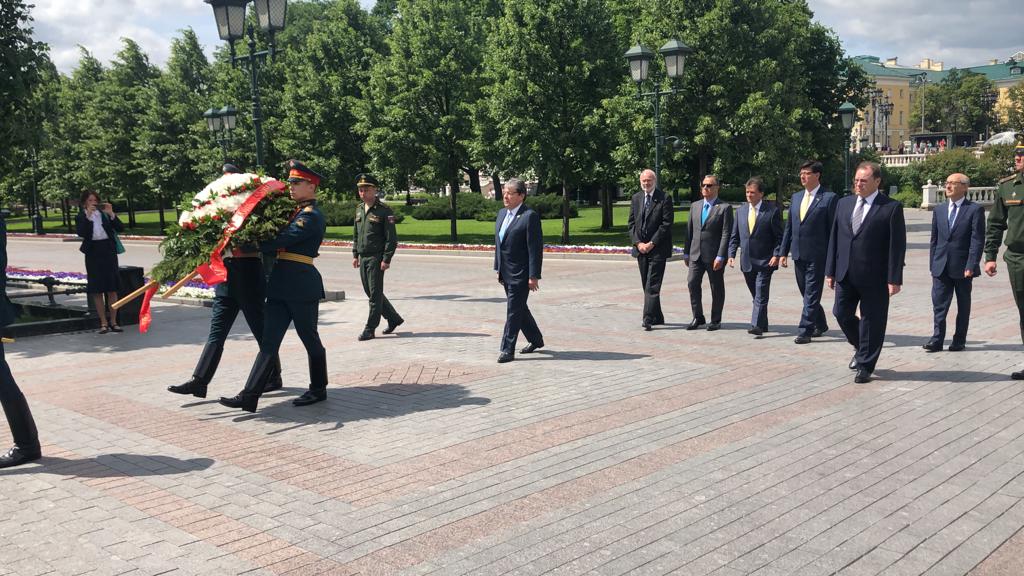 Con una ofrenda floral al monumento del Soldado Desconocido inició la visita del Canciller Holmes Trujillo a Rusia