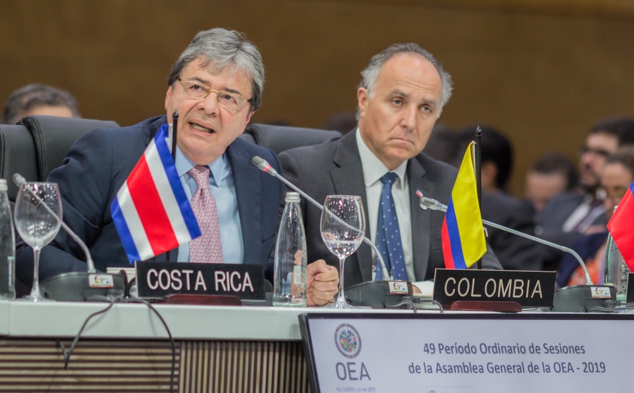 Asamblea General de la OEA ovaciona a Canciller Holmes Trujillo por defensa de la democracia, luego de aprobación de resolución sobre situación en Venezuela