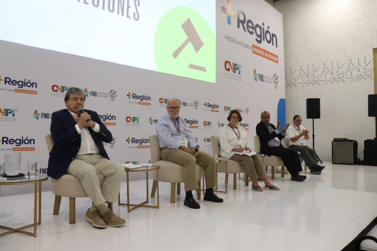 La Ley de Regiones es una nueva oportunidad para la descentralización: Canciller Holmes Trujillo