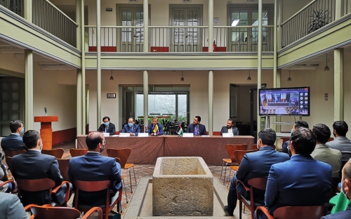 Coordinador de África y Medio Oriente, David Julián Jara: Director de Asia, África y Oceanía, Embajador Héctor Arenas; Director de la Academia Diplomática de los EÁU, Bernardino León; Director de la Academia Diplomática Augusto Ramírez Ocampo, Rubén Darío Useche Cárdenas; Encargado del escritorio de Emiratos Árabes Unidos, Carlos Andrés Hurtado -