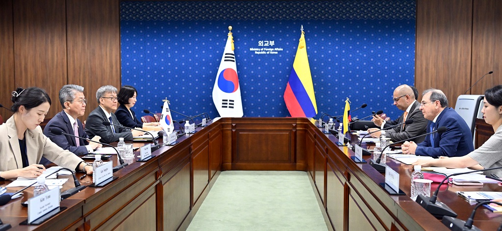 Foto del Viceministro de Relaciones Exteriores, Jorge Rojas Rodríguez, en la IV Reunión de Consultas Políticas de Alto Nivel con su homólogo de la República de Corea, el Primer Viceministro de Relaciones Exteriores, Kim Hon Kyun, y sus delegaciones.