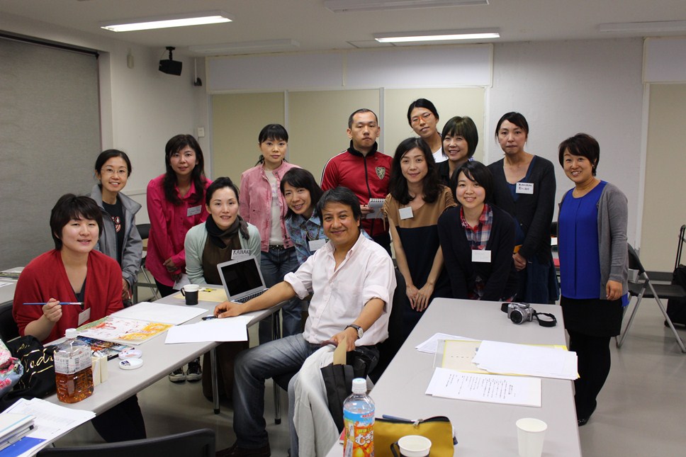 El ilustrador colombiano José Sanabria (centro) y 12 de los ilustradores japoneses durante sesión de trabajo del taller de ilustradores del proyecto ‘Pombo en Japón’, en Tokio, junto a Yukako Kubota (extrema der.) traductora del taller. Foto: Embajada de Colombia en Japón.