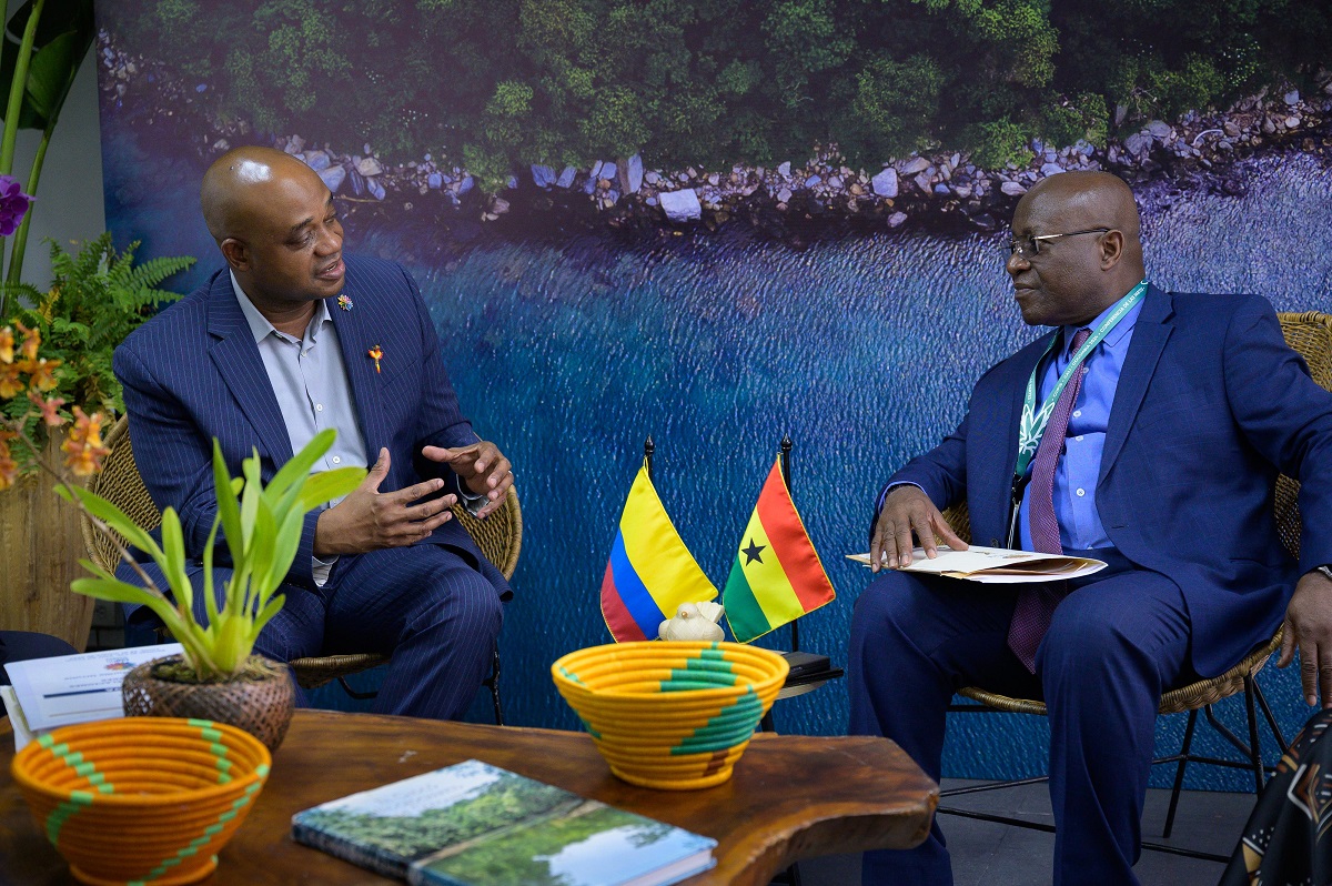 Foto del encuentro del Canciller Luis Gilberto Murillo con el ministro de Asuntos Parlamentarios de Ghana, Osei Kyei Mensah Bonsu.