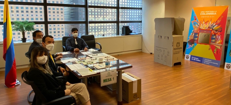 Se realizó la apertura del puesto de votación ubicado en Seúl, Corea, el cual tiene un potencial electoral de 247.  