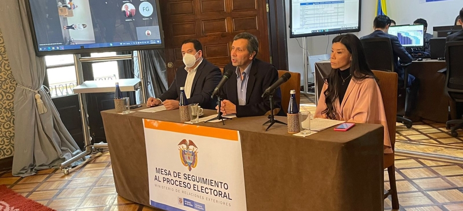 En el Palacio de San Carlos, sede de la Cancillería colombiana, el Viceministro de Relaciones Exteriores, Francisco Echeverri; la Viceministra de Relaciones Políticas del Ministerio del Interior, María Paola Suárez, y el Secretario General de la Cancillería, Luis Gabriel Fernández; presenciaron a través de una videollamada la apertura de la primera mesa de votación para colombianos en el exterior en las elecciones de Congreso de la República y las consultas interpartidistas para candidatos a la Presidencia.