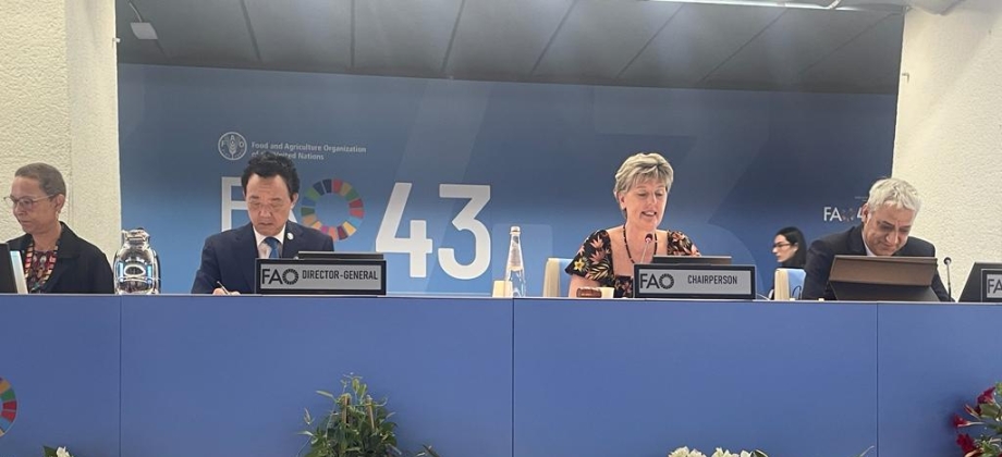 Mesa principal de la Conferencia, el Director General de la FAO, Dr. Qu Dongyu, y la Presidenta, a  Ministra de Agricultura y Agroalimentación del Canadá, señora Marie-Claude Bibeau.