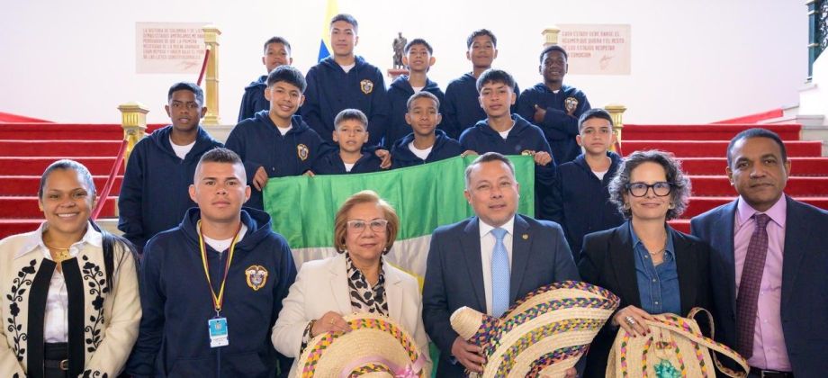 “Llevarán consigo la esencia de la cultura nariñense y el orgullo de representar a la comunidad indígena Awá del suroccidente colombiano”: Canciller Villavicencio Mapy a jóvenes de Ricaurte que viajan en intercambio deportivo a El Salvador