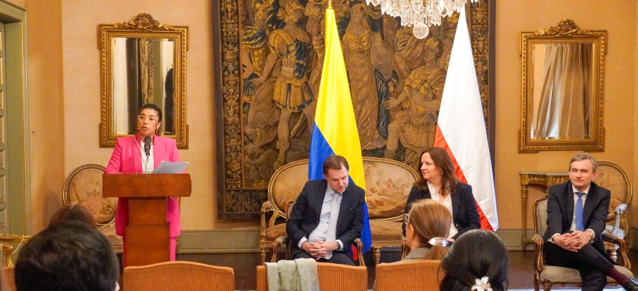 Con panel académico se fortalecen los lazos de cooperación y el entendimiento mutuo con Polonia
