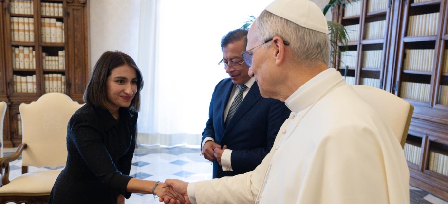 Presidente Gustavo Petro y canciller Laura Sarabia se reúnen con el Papa León XIV en el Vaticano y le extienden una invitación a visitar Colombia