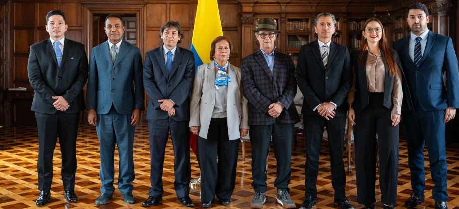 Ministra de Relaciones Exteriores (e) posesionó a nuevos directivos y funcionarios de la Cancillería en Colombia