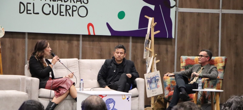Mesa central del conversatorio sobre el impacto de la edición independiente en la transformación de las narrativas nacionales