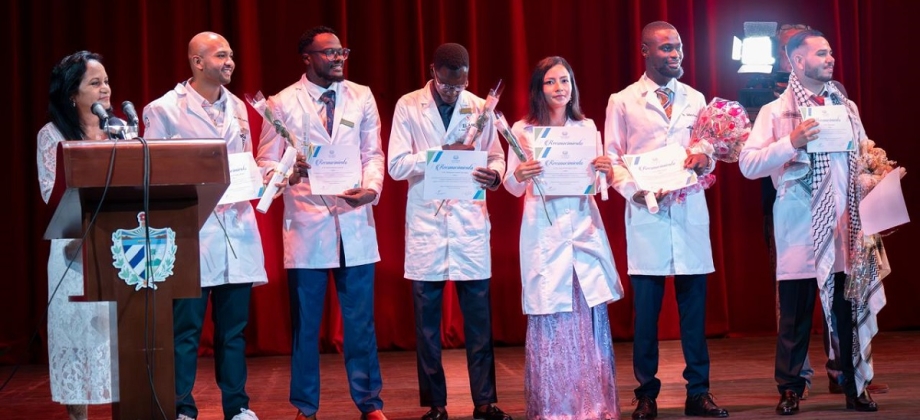 Canciller (e) acompaña graduación de 165 médicos becados en Cuba en el marco del Acuerdo de Paz