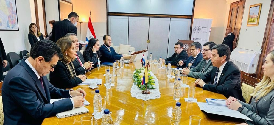  Reunión de la Vicepresidenta y Canciller y el Ministro del Interior de Paraguay, Federico González.