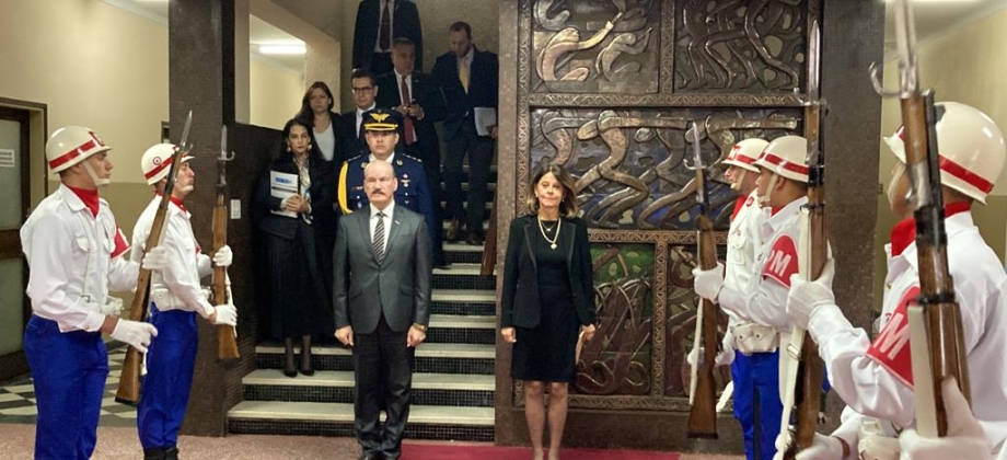 Reunión Vicepresidenta y Canciller con el Ministro de Defensa de Paraguay, Bernardino Soto Estigarribia.